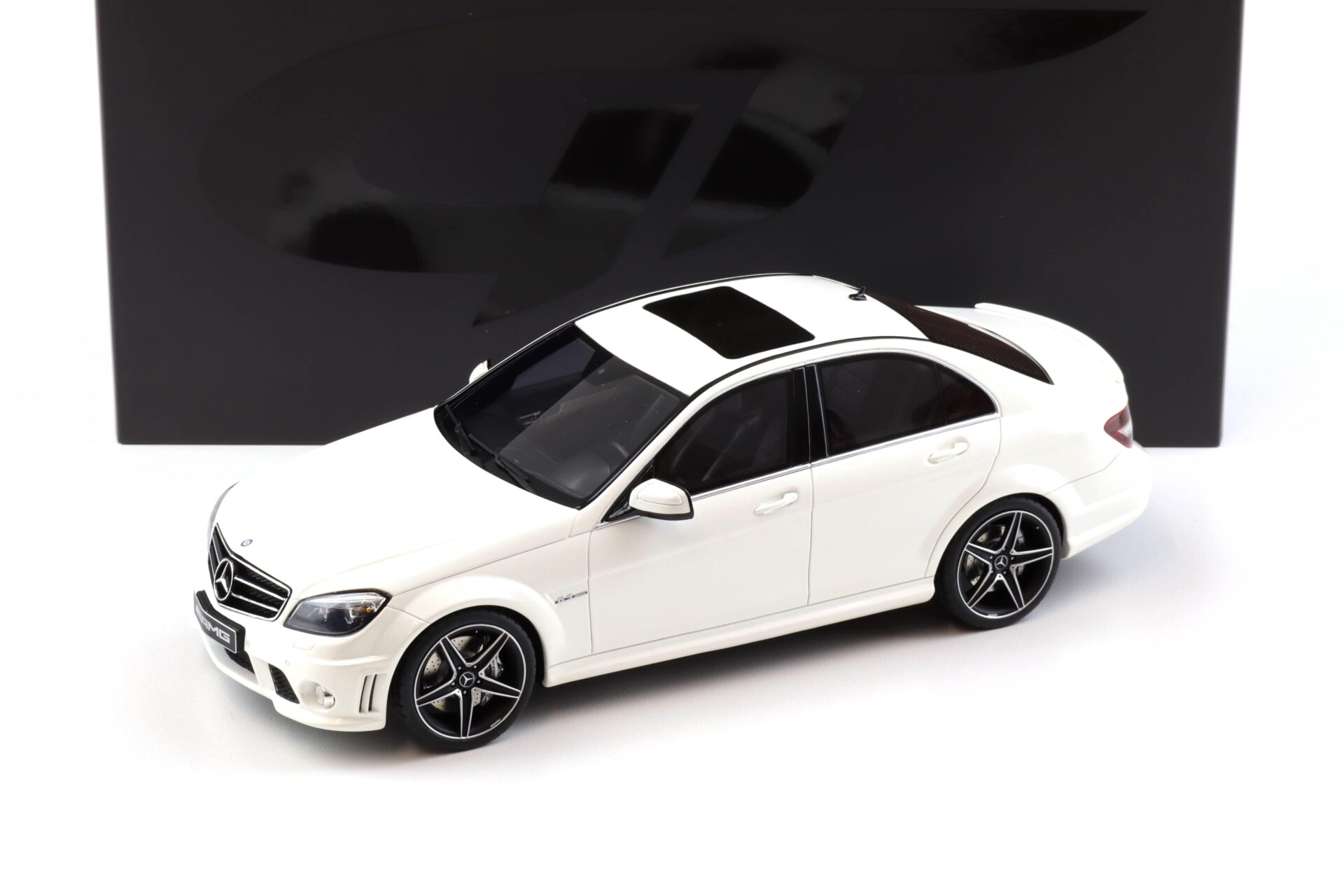 ID 103196 orig.jpg 1:18 GT Spirit GT928 Mercedes C63 AMG W204 Limousine Diamond white 2007
