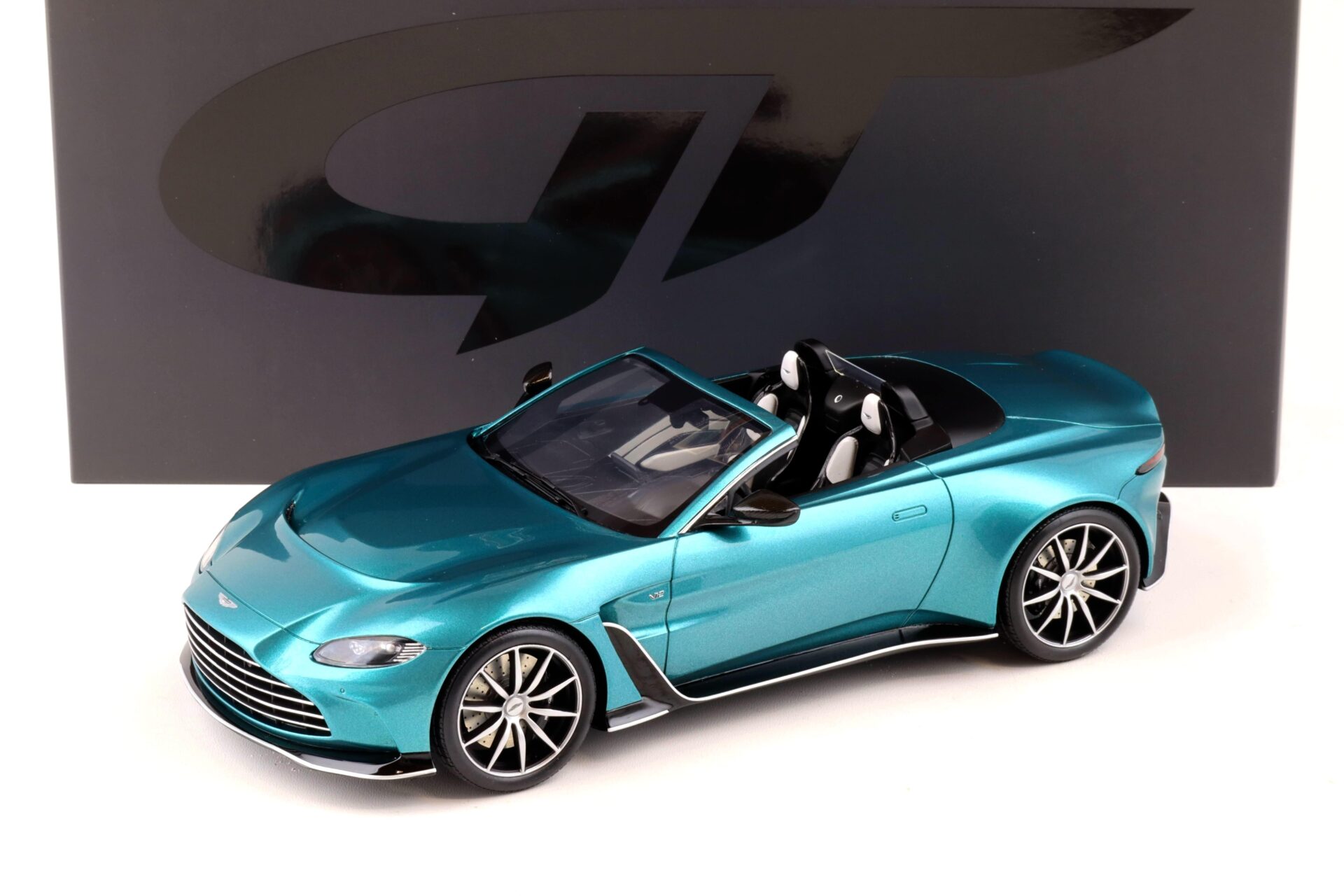 1:18 GT Spirit GT445 Aston Martin V12 Vantage Roadster 2023 green metallic