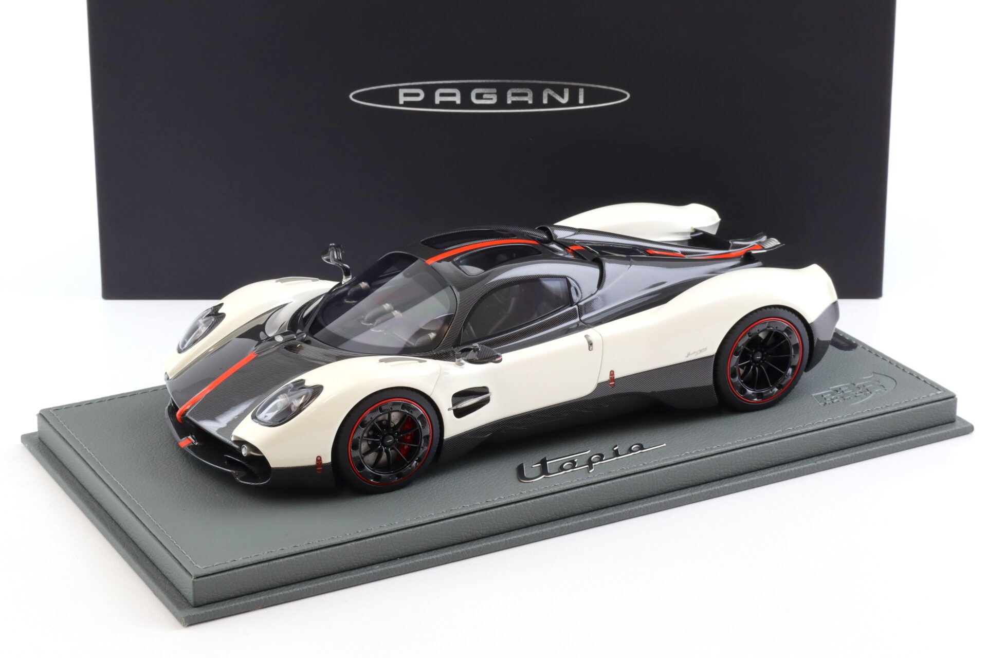 ID 103271 orig.jpg 1:18 BBR Pagani Utopia Bianco Benny white/ Carbon - Limited 50 pcs.
