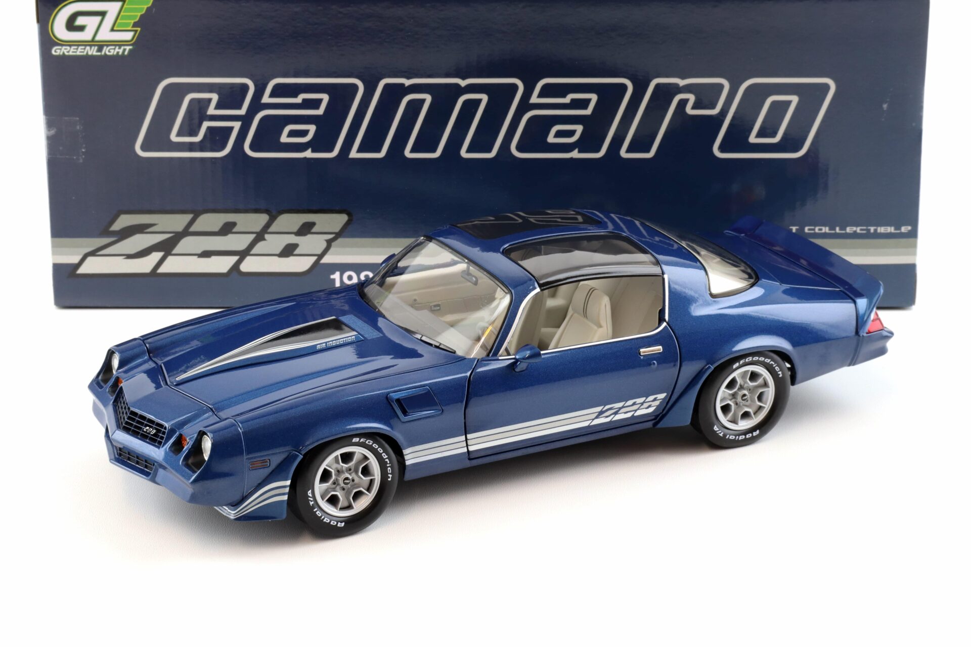 1:18 Greenlight 1980 Chevrolet Camaro Z28 with T-Tops dark blue with stripes