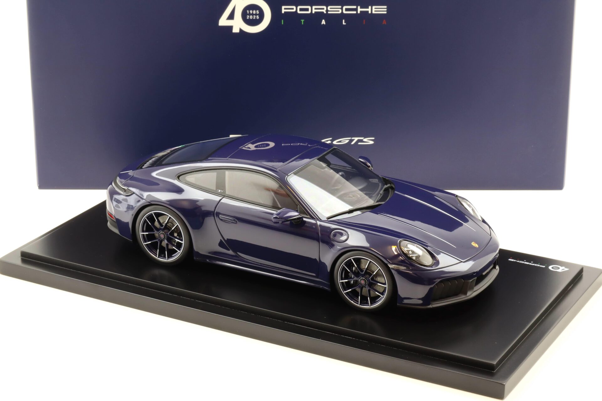 1:18 Spark Porsche 911 992.2 Carrera 4 GTS 40 Years Porsche Italia Blusogno WAP DEALER