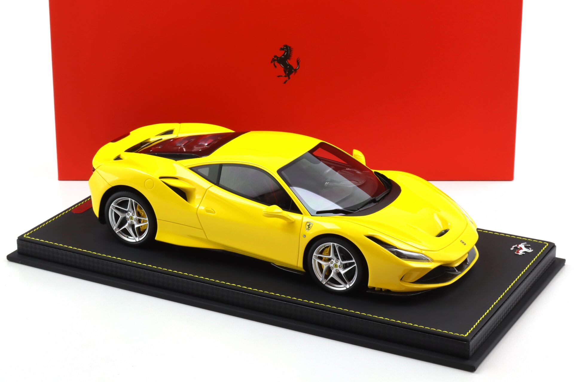 1:18 BBR Ferrari F8 Tributo Giallo Modena with display - Limited 24 pcs.