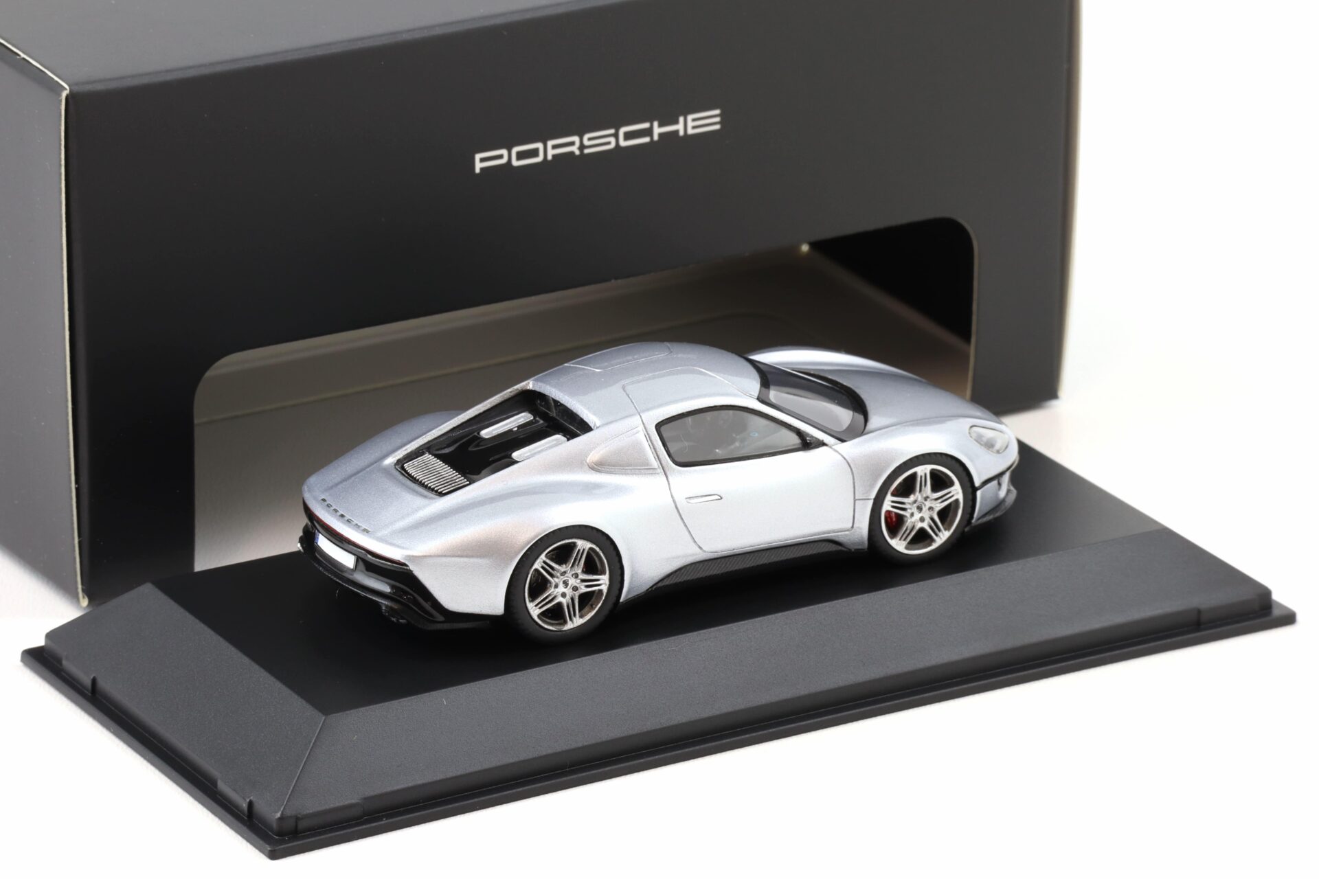 1:43 Spark Porsche 904 Living Legend silver WAP DEALER
