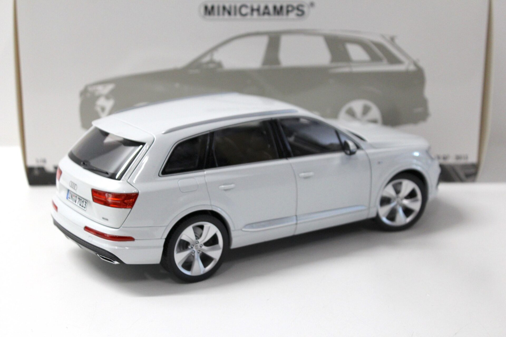 1:18 Minichamps Audi Q7 - 2015 metallic white - FULL OPENING