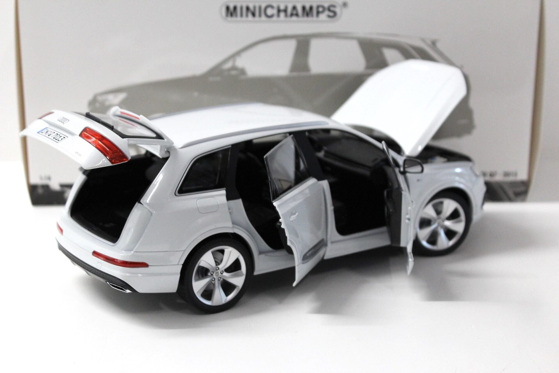 1:18 Minichamps Audi Q7 - 2015 metallic white - FULL OPENING