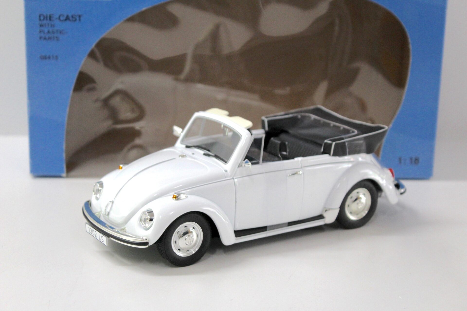 ID 43278 orig.jpg 1:18 Revell VW Käfer 1302 LS Cabriolet white