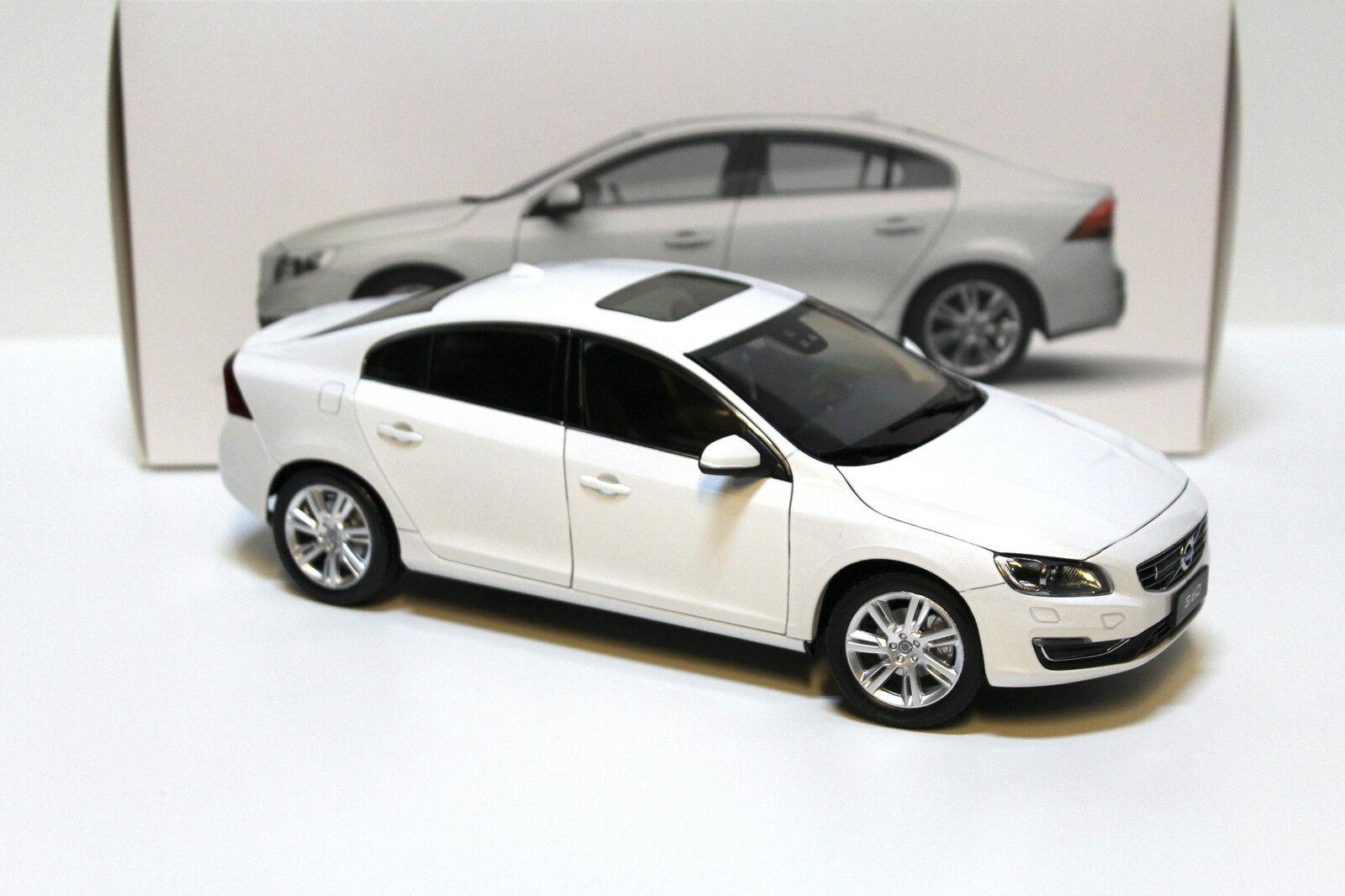 1:18 Motor City Classics Volvo S60 Sedan white 2015