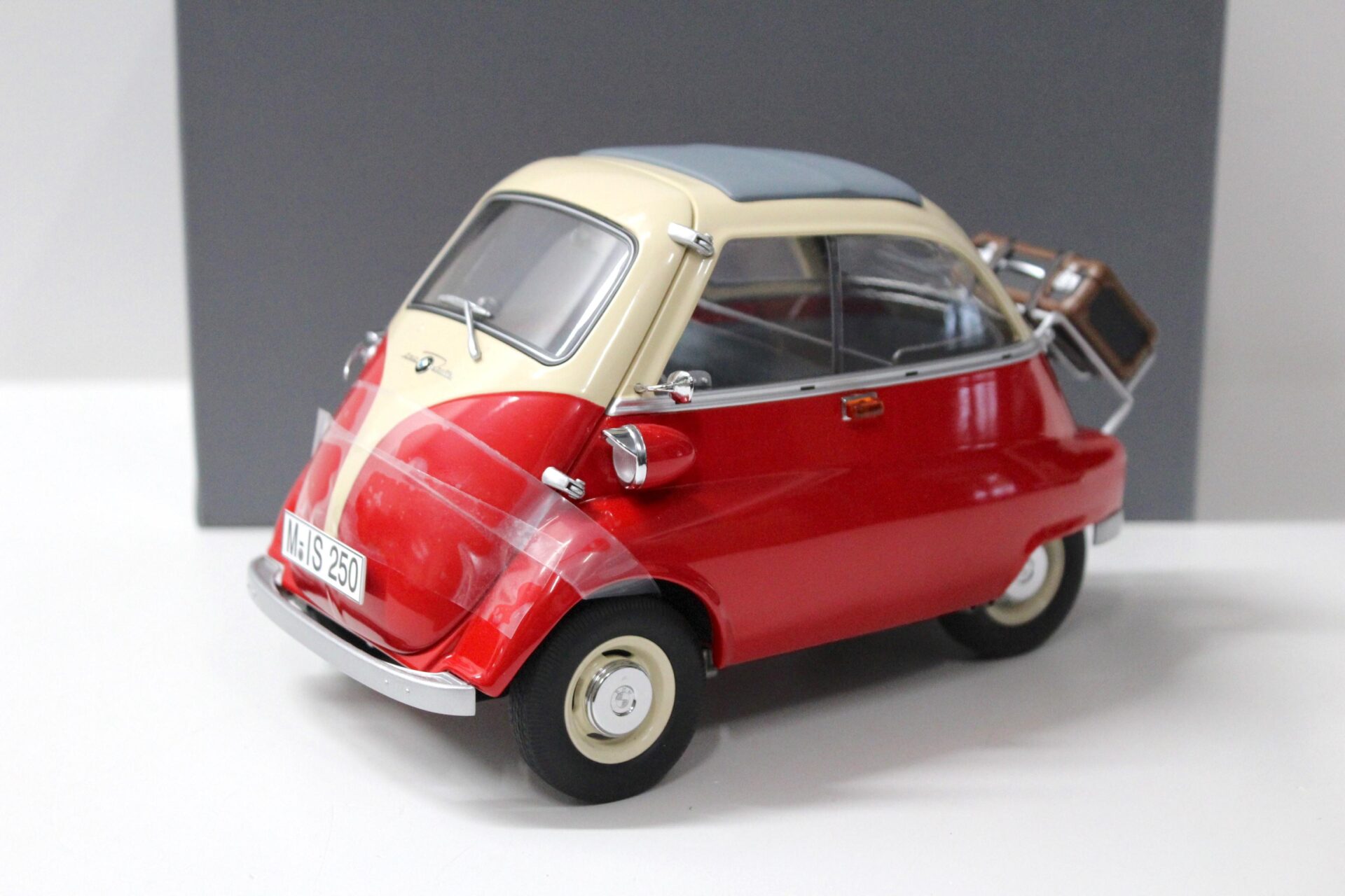 ID 47401 orig.jpg 1:12 Premium ClassiXXs BMW Isetta 250 red/ beige DEALER VERSION