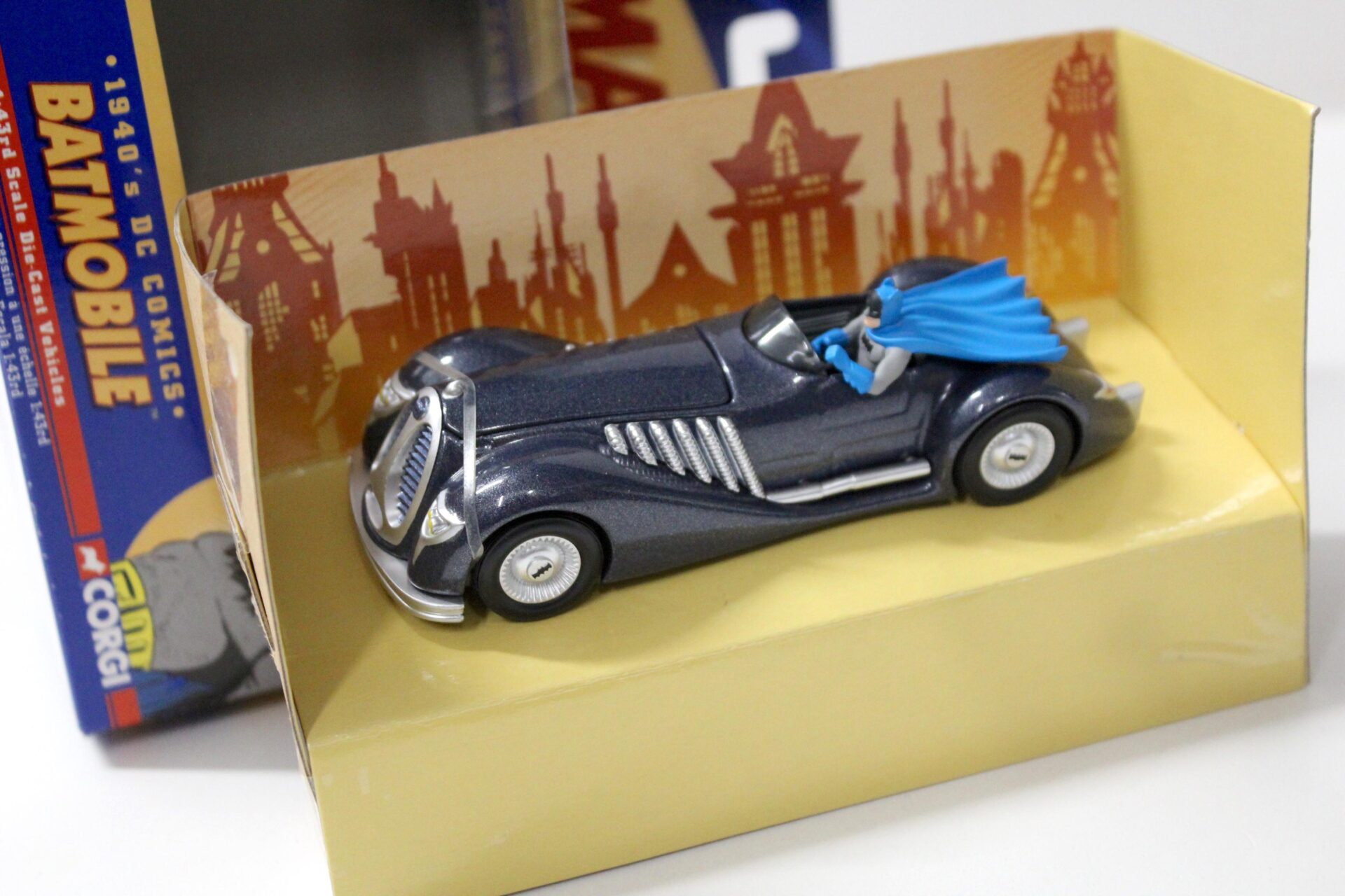 1:43 Corgi 1940Â´s DC Comics BATMOBILE BMBV2 Batman grey