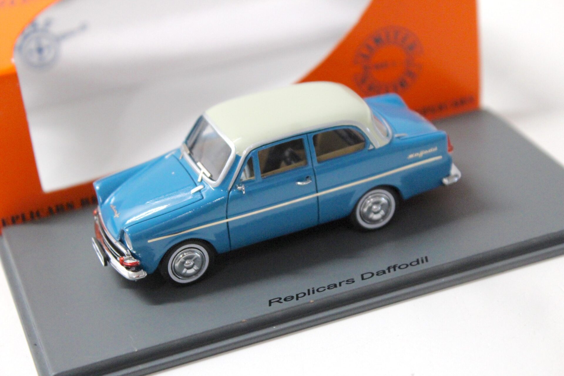 ID 48016 orig.jpg 1:43 Replicars DAF Daffodil blue/ white roof