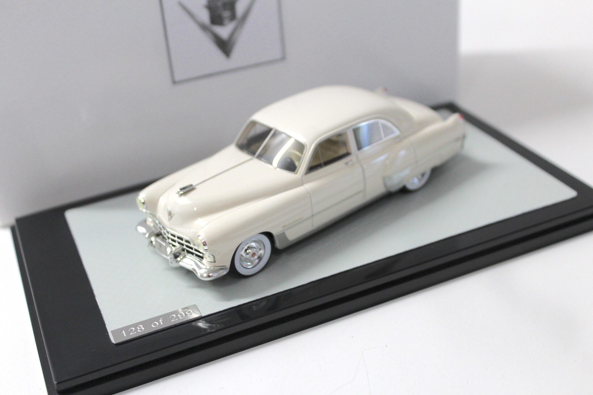 1:43 GLM Cadillac Series 62 Sedan 4-Door white