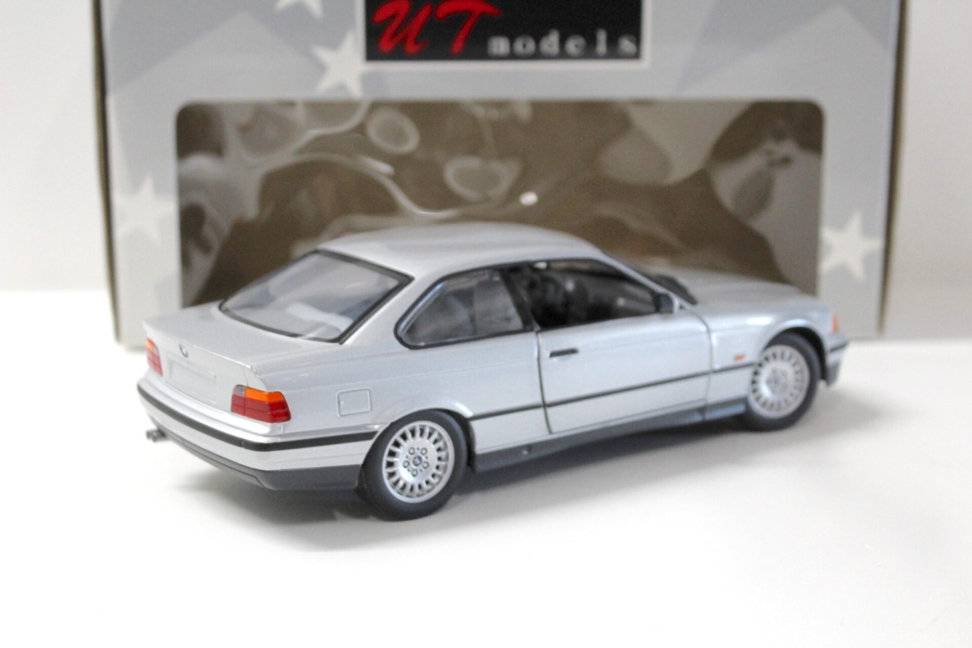 1:18 UT Models BMW 3er 328i Coupe E36 silver 1992