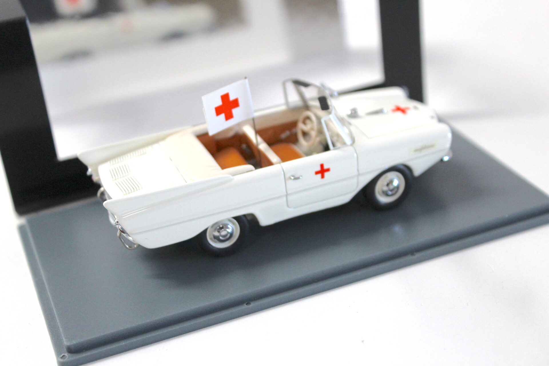 1:43 NEO Amphicar Rettungswagen Rotes Kreuz beige