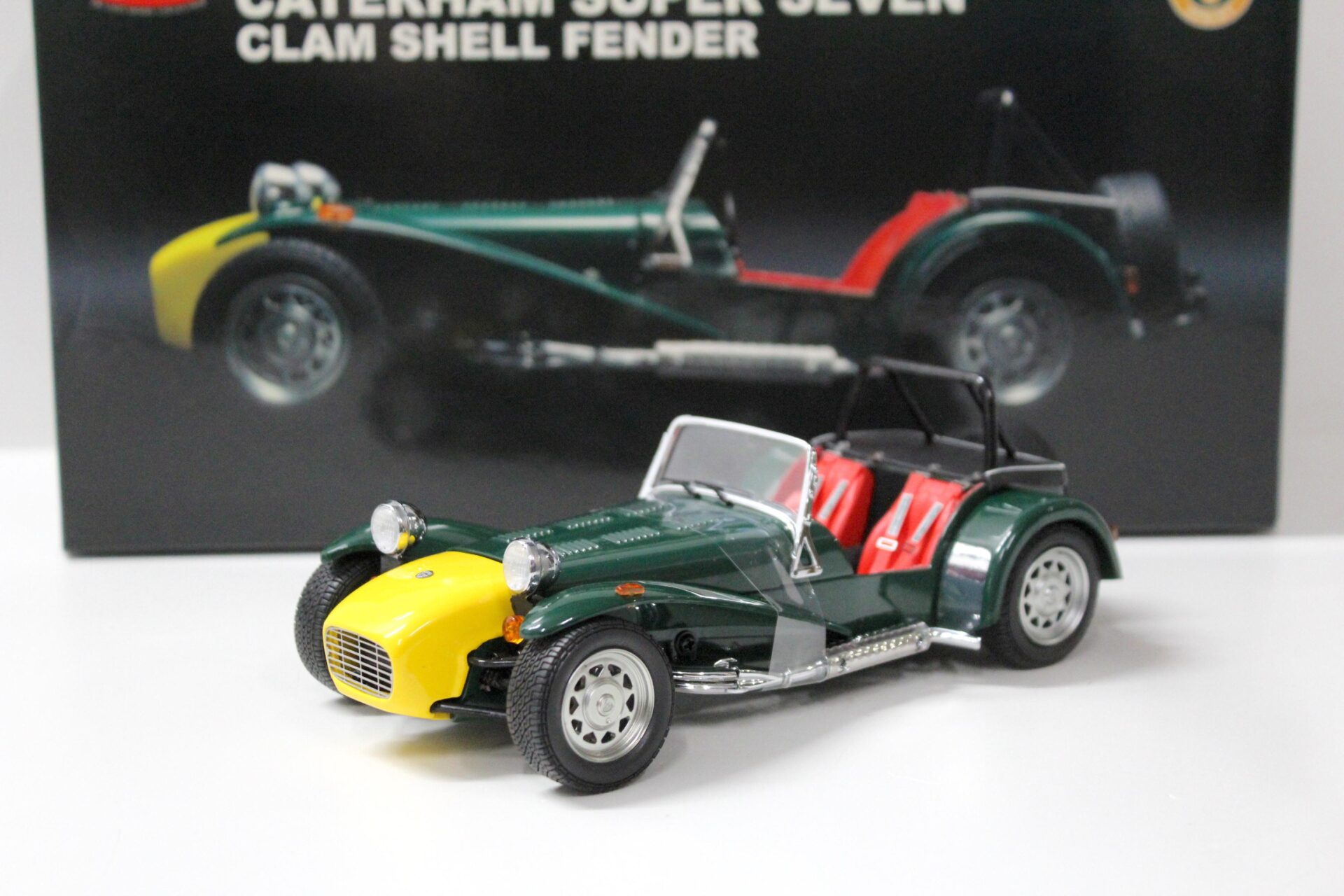 ID 53792 orig.jpg 1:18 Kyosho Caterham Super Seven Clam Shell Fender dark green