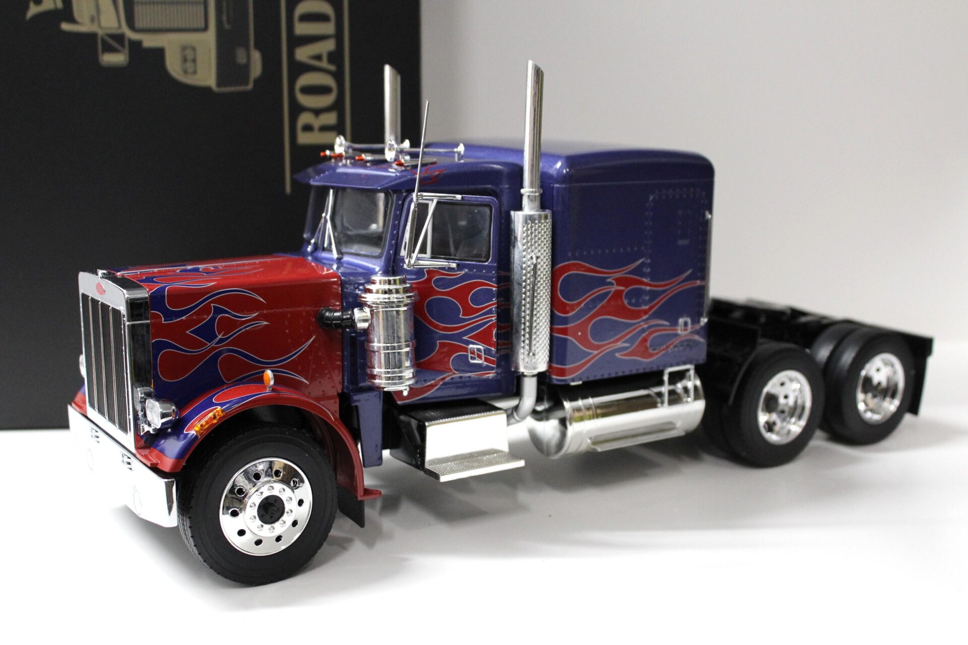 1:18 Road Kings Peterbilt 359 SZM 1967 blue metallic/ red flames