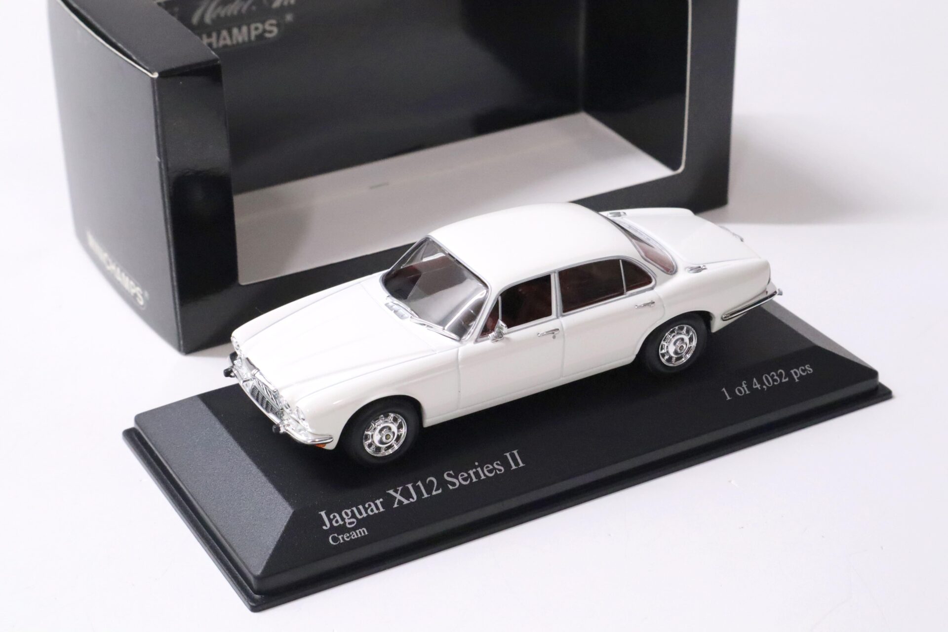 1:43 Minichamps Jaguar XJ12 Series II Limousine 1975 cream white