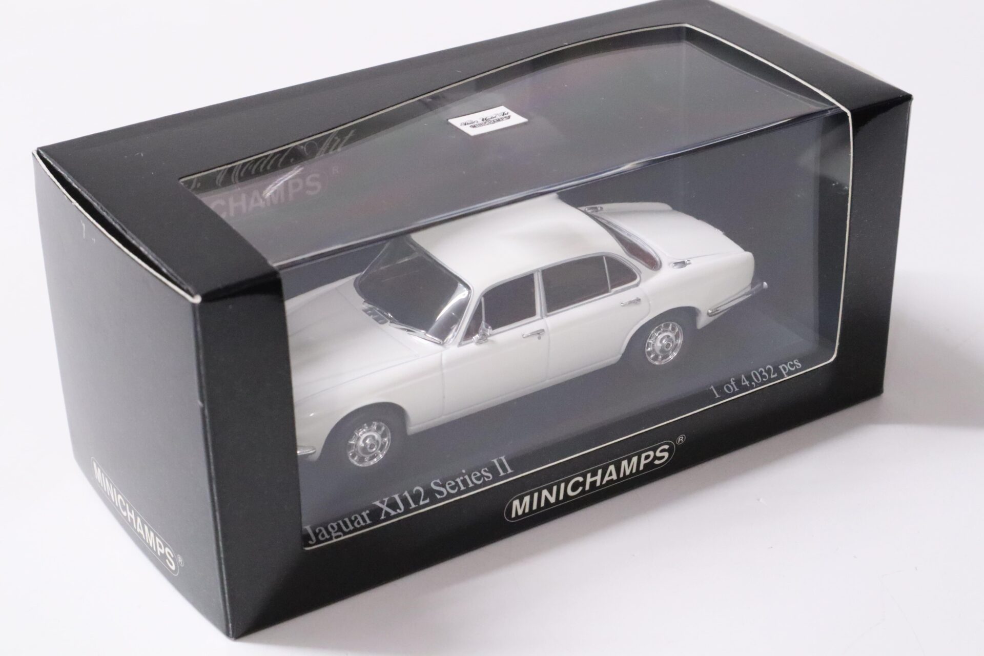 1:43 Minichamps Jaguar XJ12 Series II Limousine 1975 cream white
