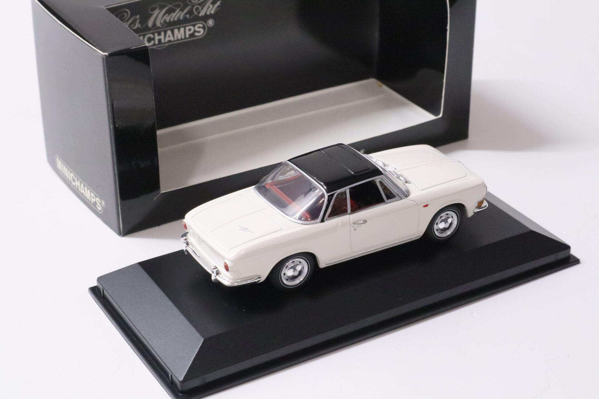 1:43 Minichamps VW Karmann Ghia 1600 Coupe 1966 Perl white/ black