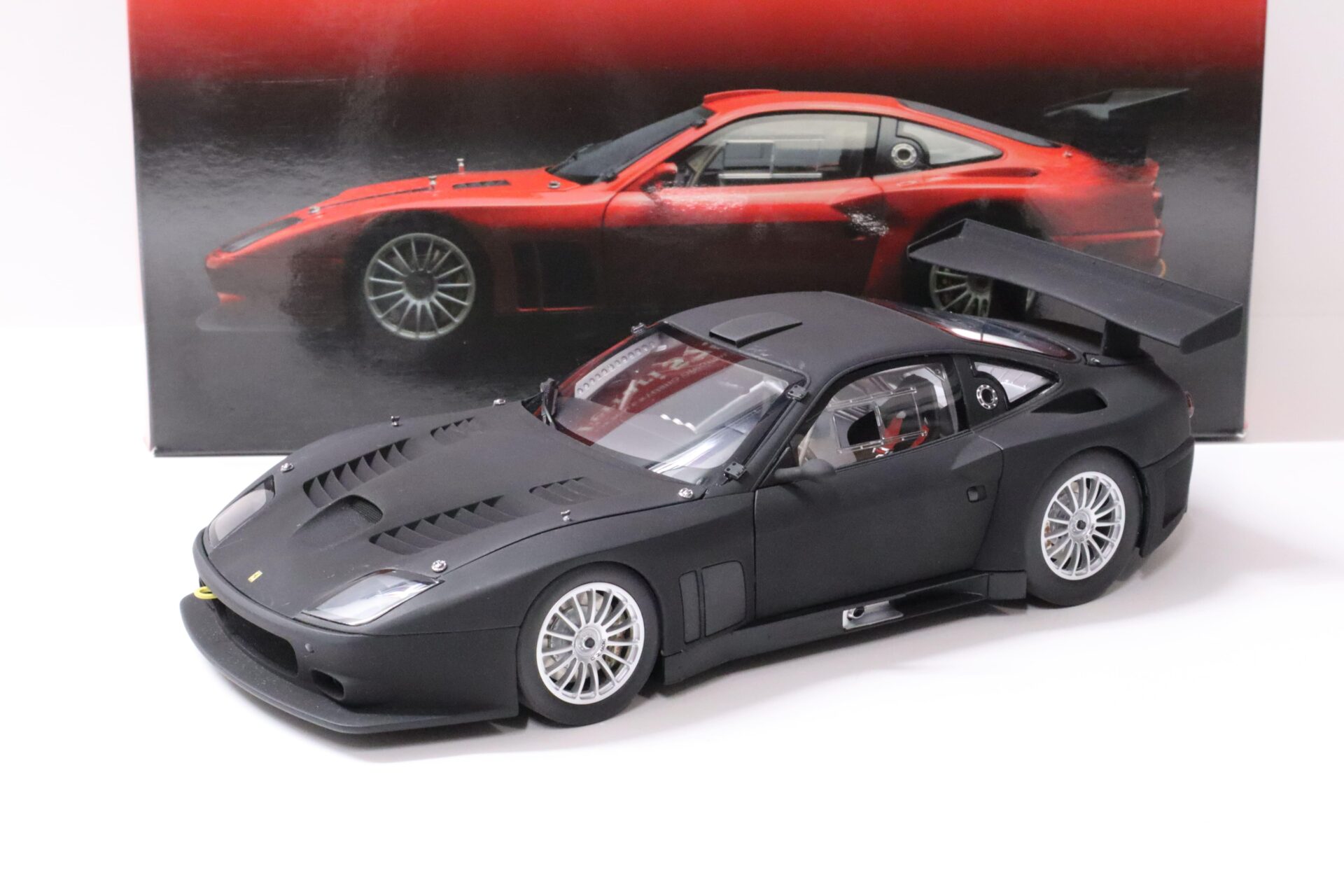ID_59380_orig.jpg 1:18 Kyosho Ferrari 575 GTC Coupe 2004 matt black