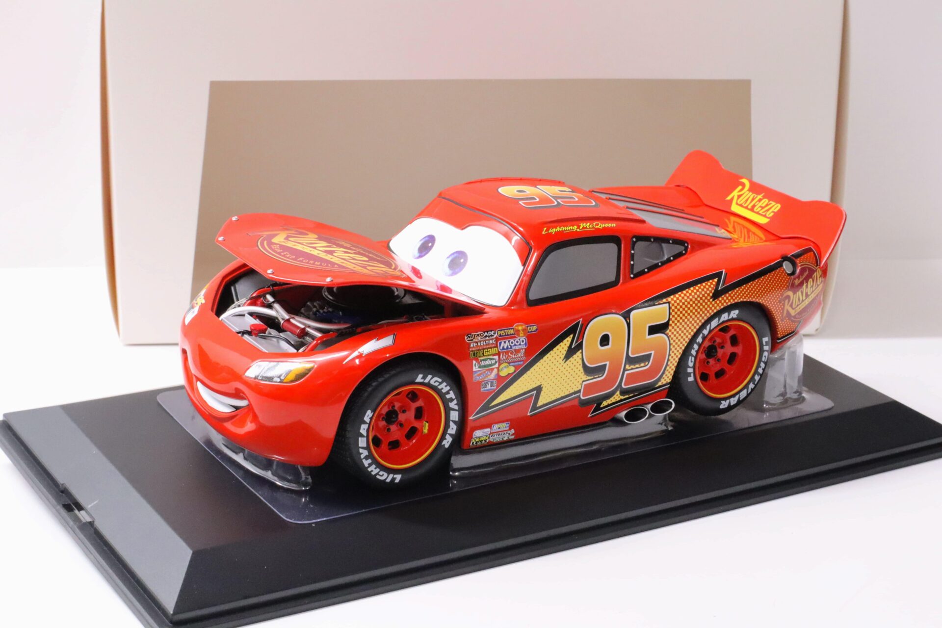 1:18 Schuco Disney Pixar Cars Lightning McQueen #95 red with display