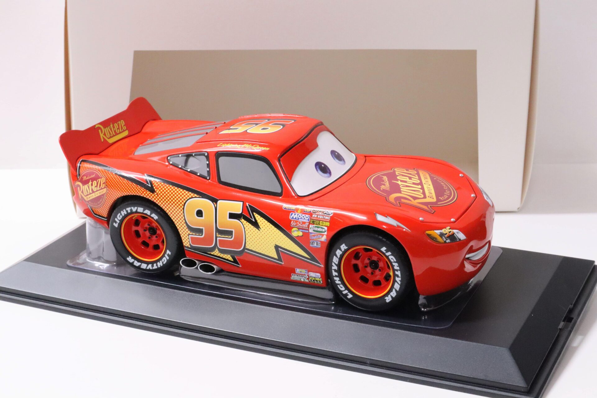 1:18 Schuco Disney Pixar Cars Lightning McQueen #95 red with display