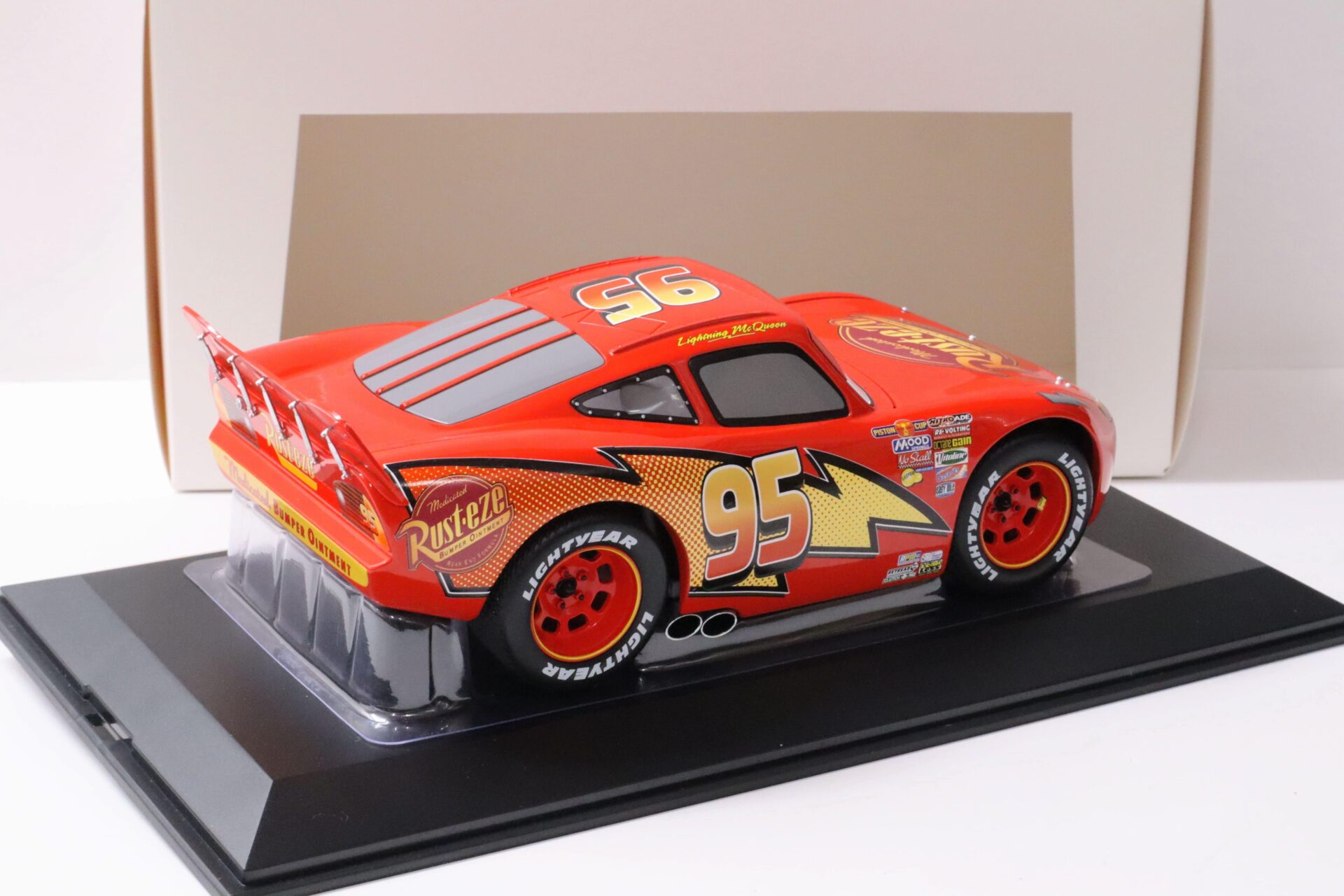 1:18 Schuco Disney Pixar Cars Lightning McQueen #95 red with display