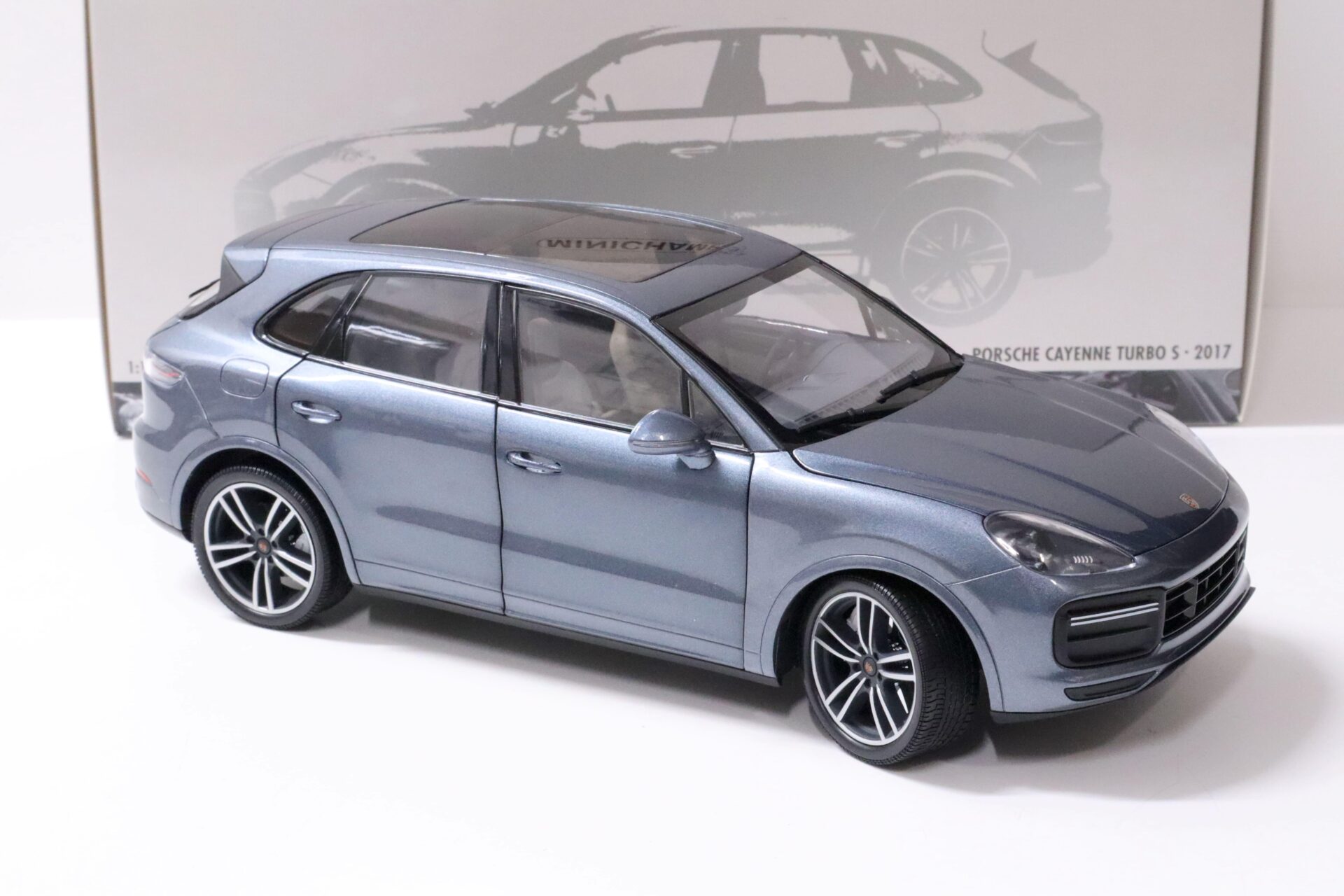 1:18 Minichamps Porsche Cayenne Turbo S blue metallic 2017 - FULL OPENINGS