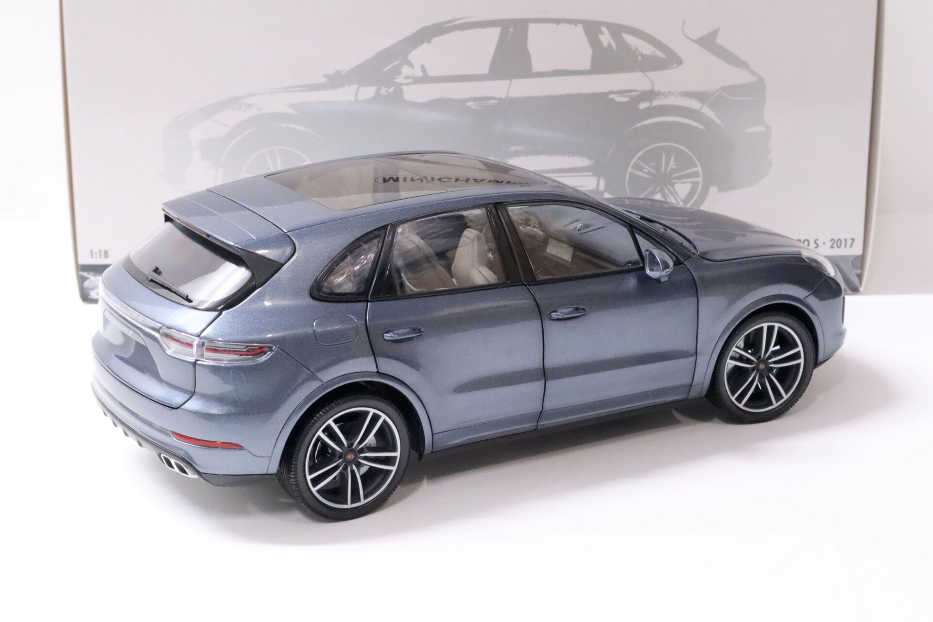 1:18 Minichamps Porsche Cayenne Turbo S blue metallic 2017 - FULL OPENINGS