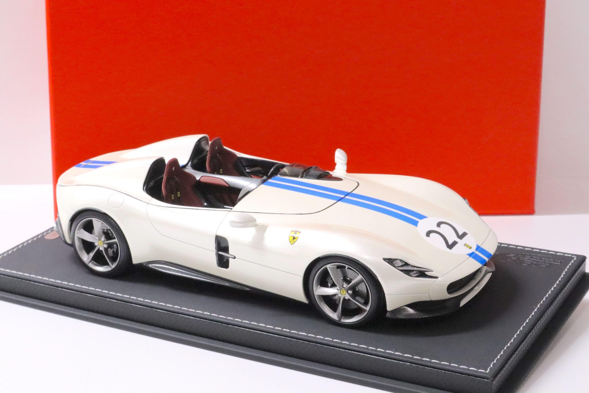 1:18 BBR Ferrari Monza SP2 Gloss Italian white/ blue stripes #22 with display Limited Edition