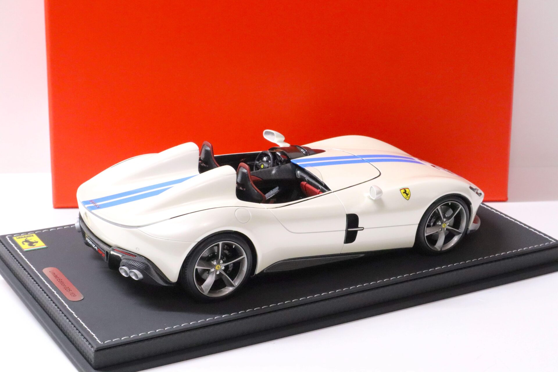 1:18 BBR Ferrari Monza SP2 Gloss Italian white/ blue stripes #22 with display Limited Edition