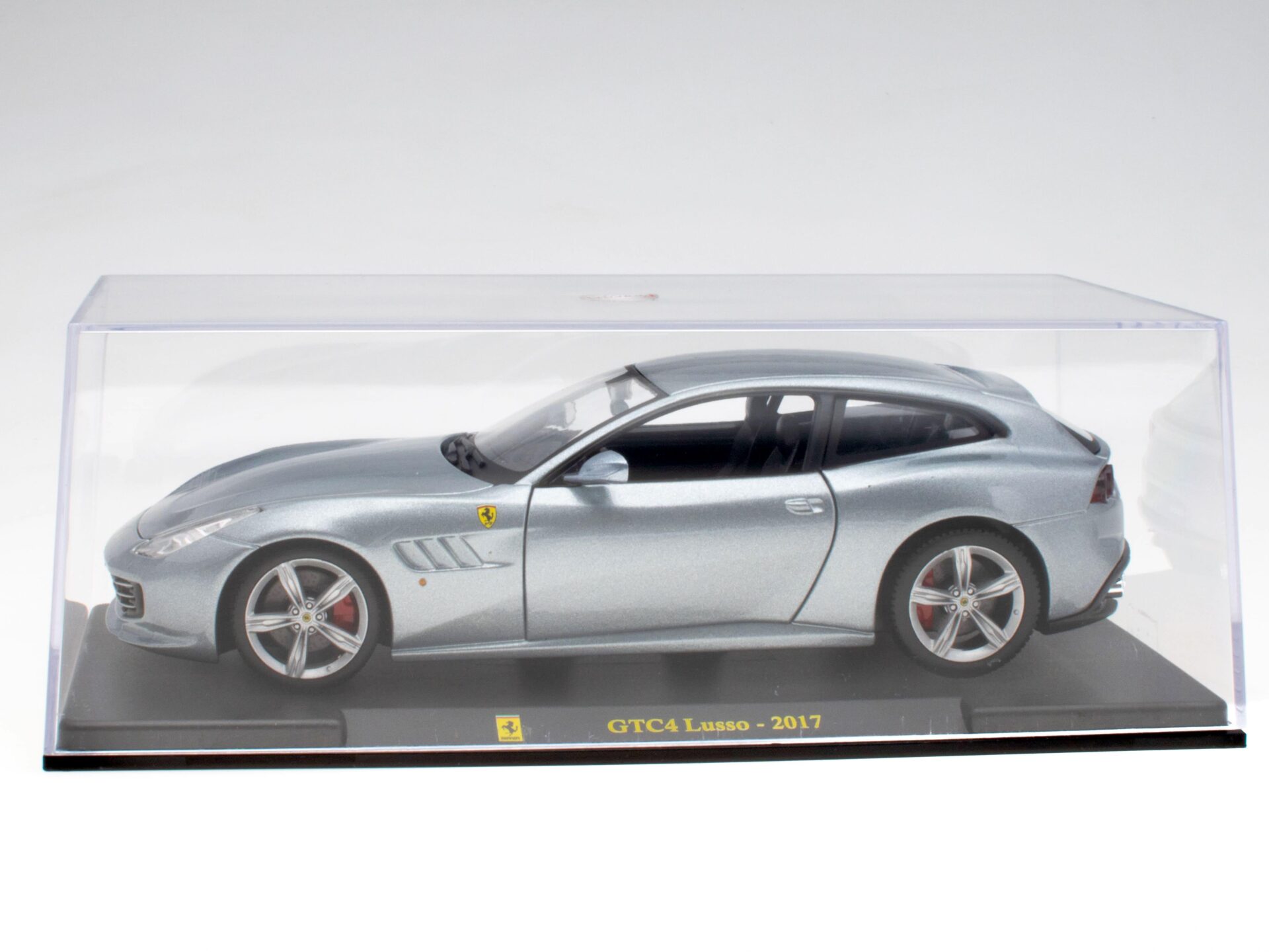 1:24 Hachette Bburago Ferrari Collection Ferrari GTC4 Lusso silver 2017 with display