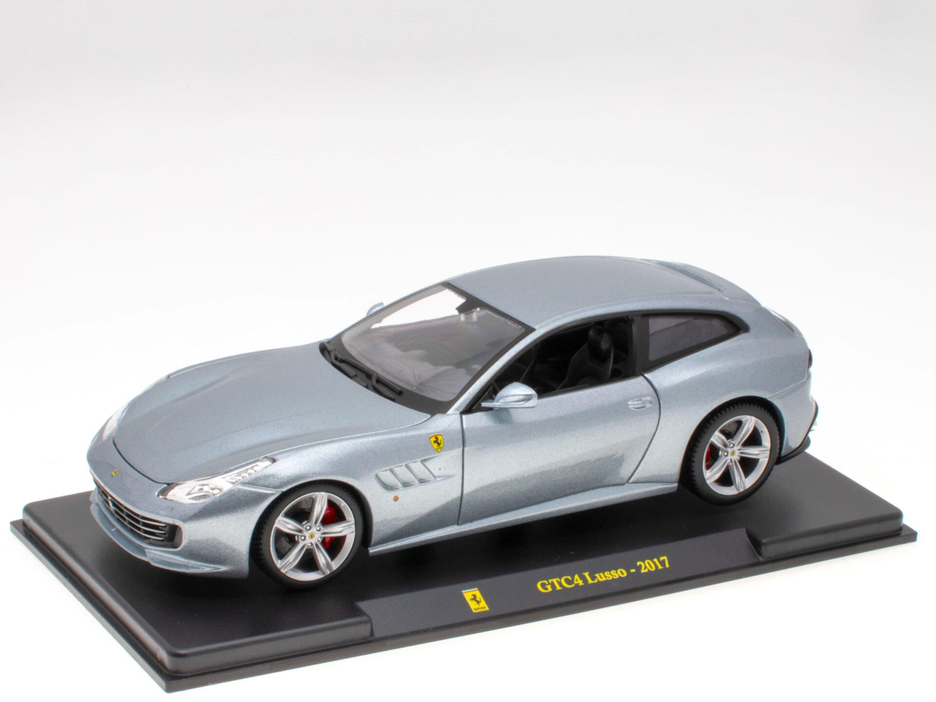 ID 63220 orig.jpg 1:24 Hachette Bburago Ferrari Collection Ferrari GTC4 Lusso silver 2017 with display