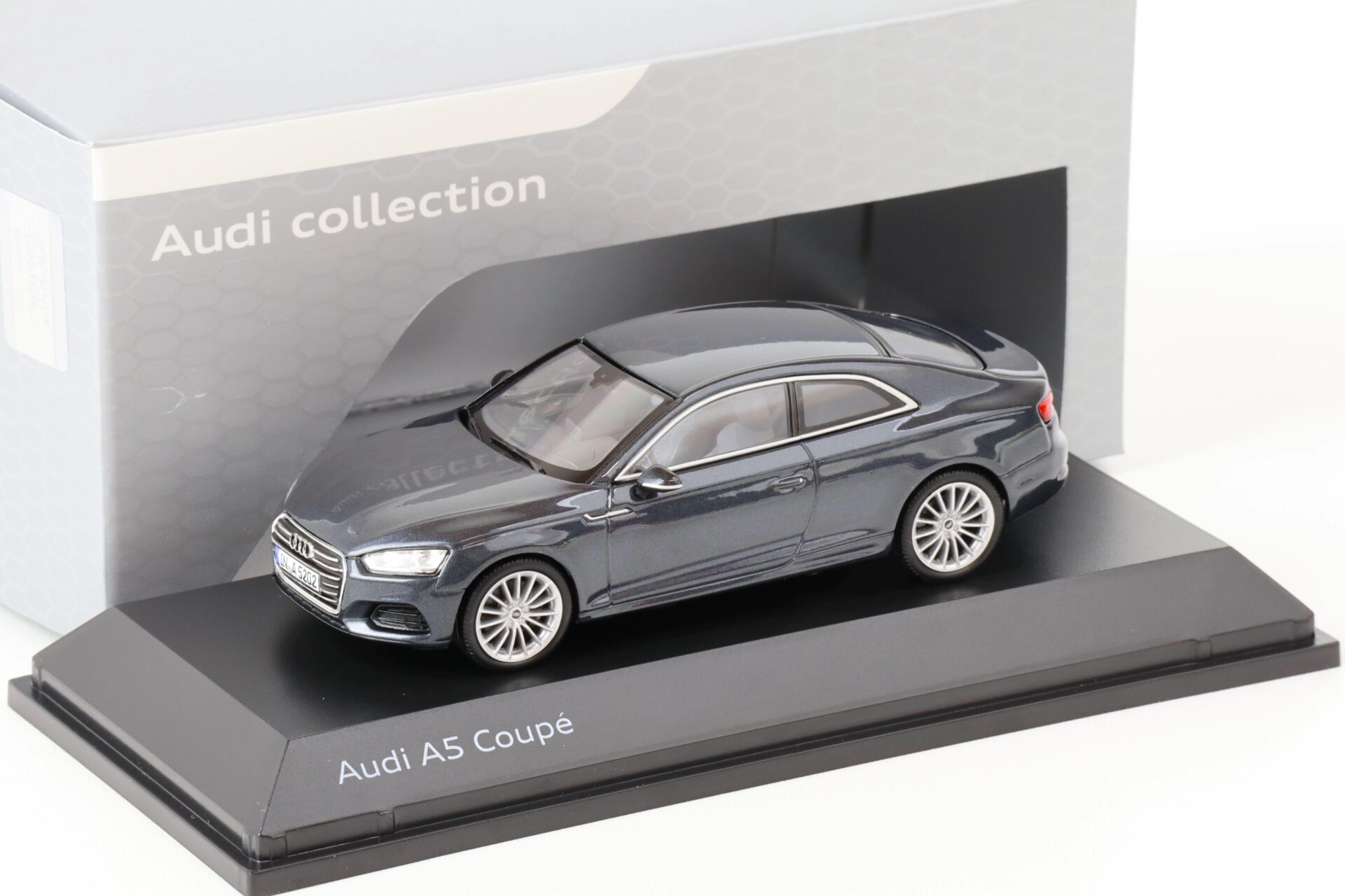 ID 68881 orig.jpg 1:43 Spark Audi A5 Coupe Manhattan grey metallic 2017 DEALER VERSION