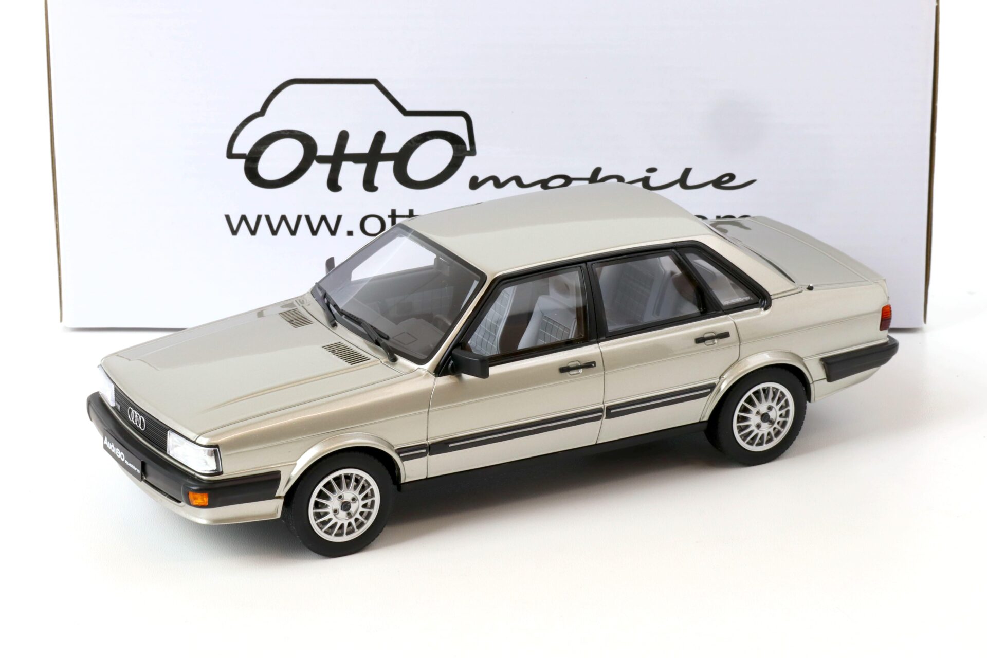 ID 69661 orig.jpg 1:18 OTTO mobile OT940 Audi 80 (B2) Quattro Limousine 1983 silver