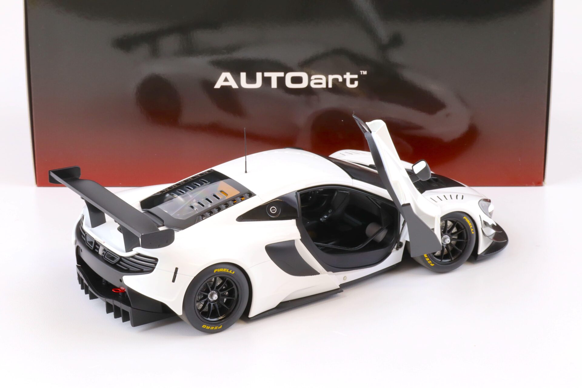 1:18 AUTOart McLAREN 650S GT3 2017 white/ black accents 81640