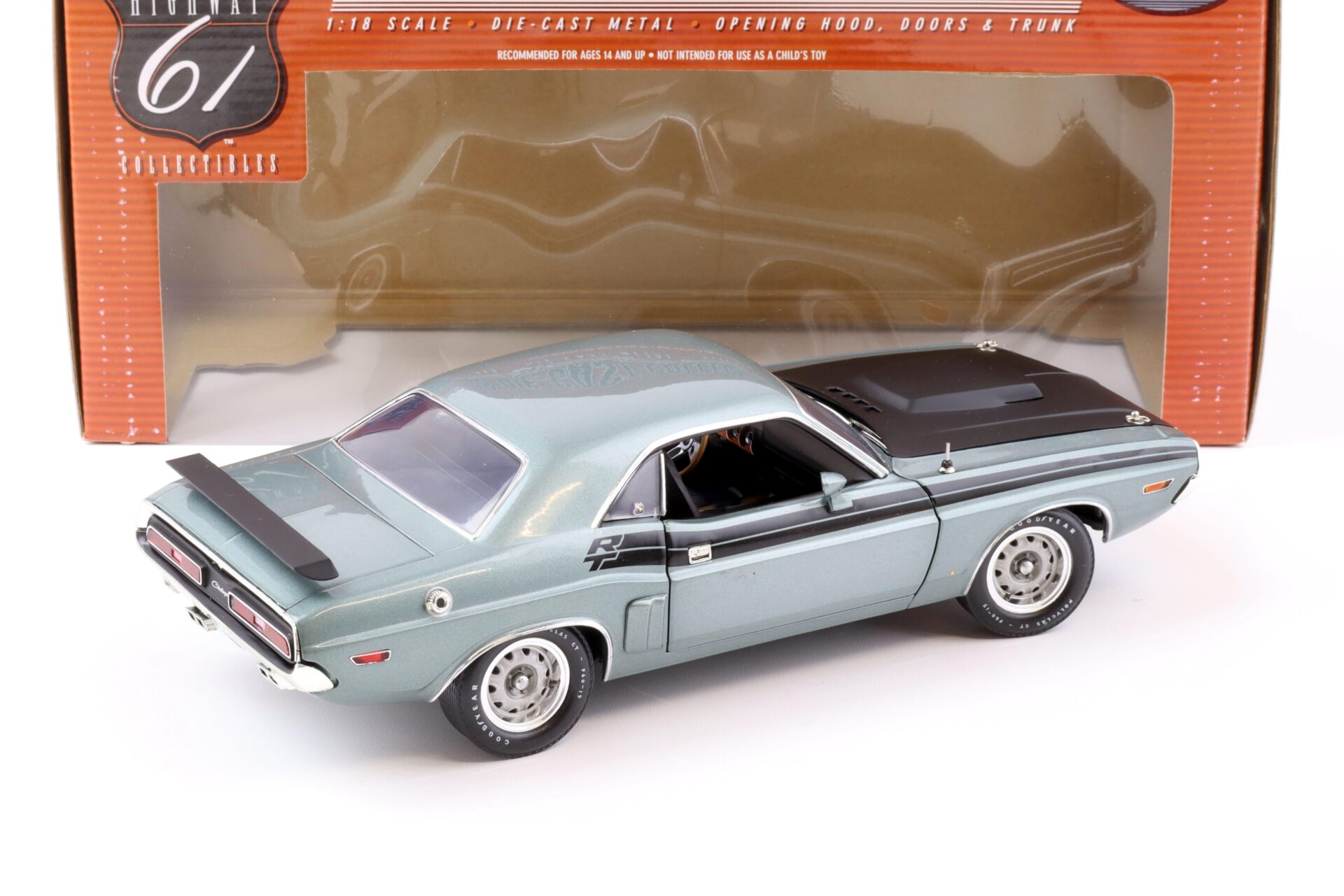 1:18 Highway61 Dodge Challenger RT Coupe 1971 light grey/blue 50471