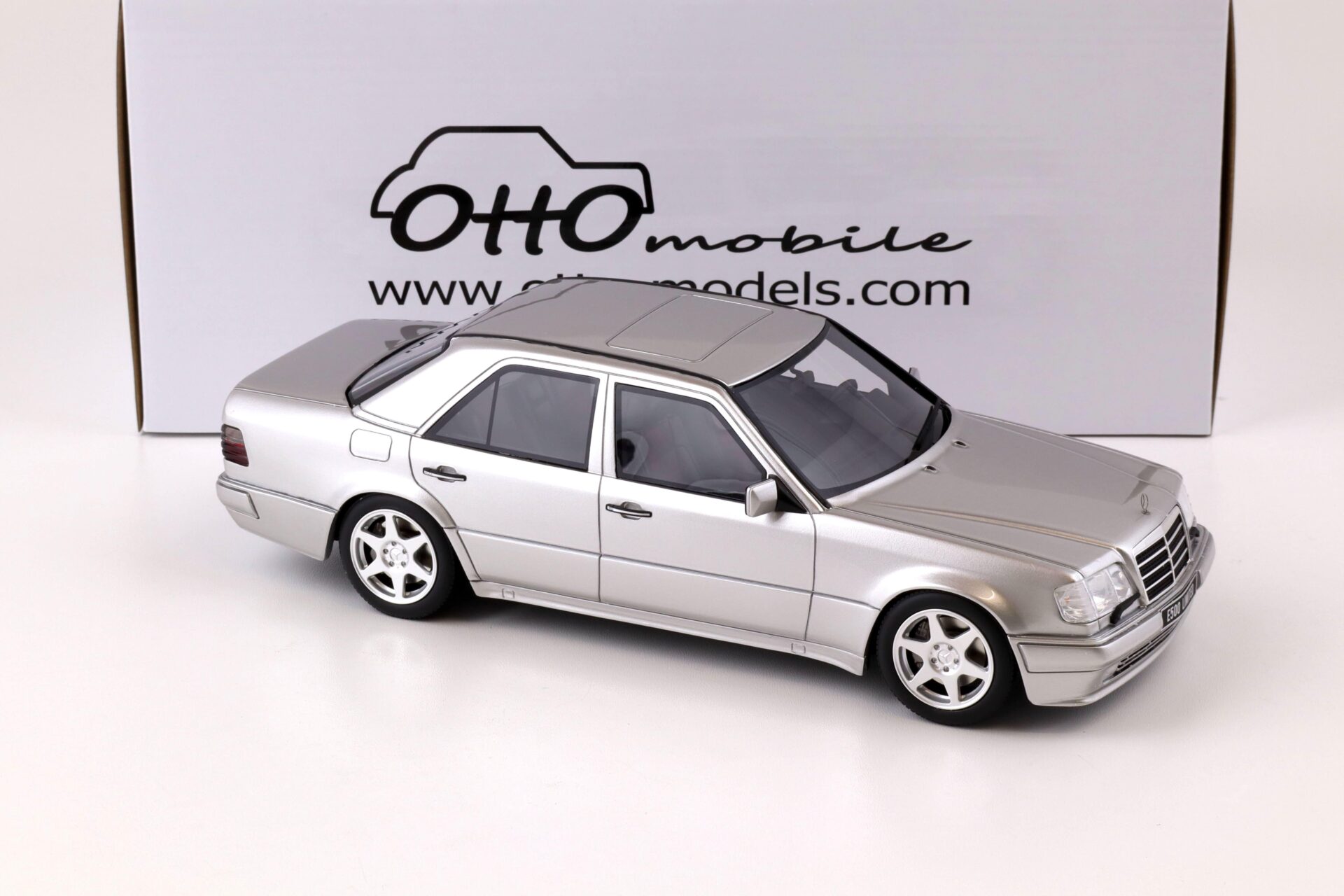 1:18 OTTO mobile OT623 Mercedes-Benz E-Class E500 4-door 1994 silver