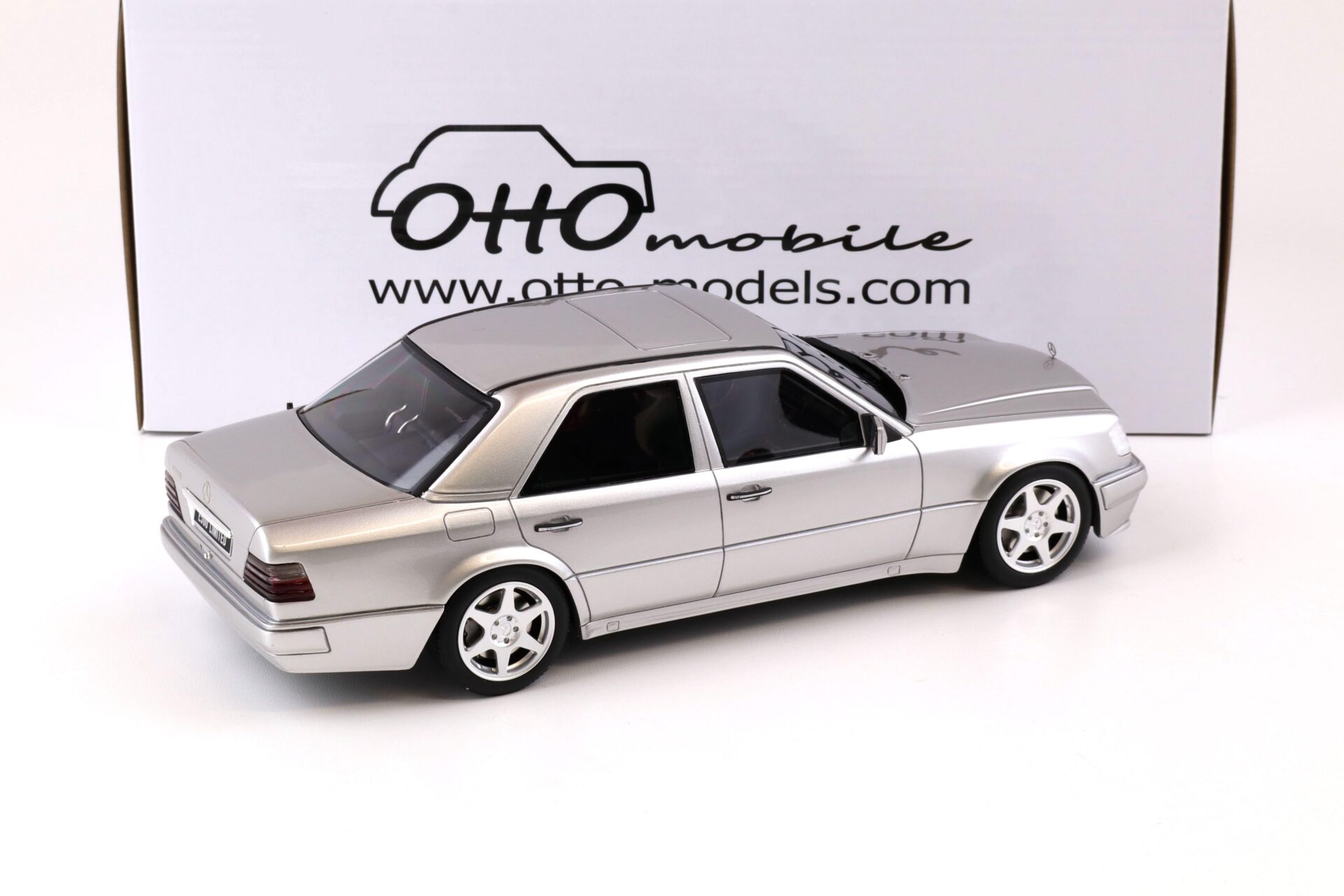 1:18 OTTO mobile OT623 Mercedes-Benz E-Class E500 4-door 1994 silver
