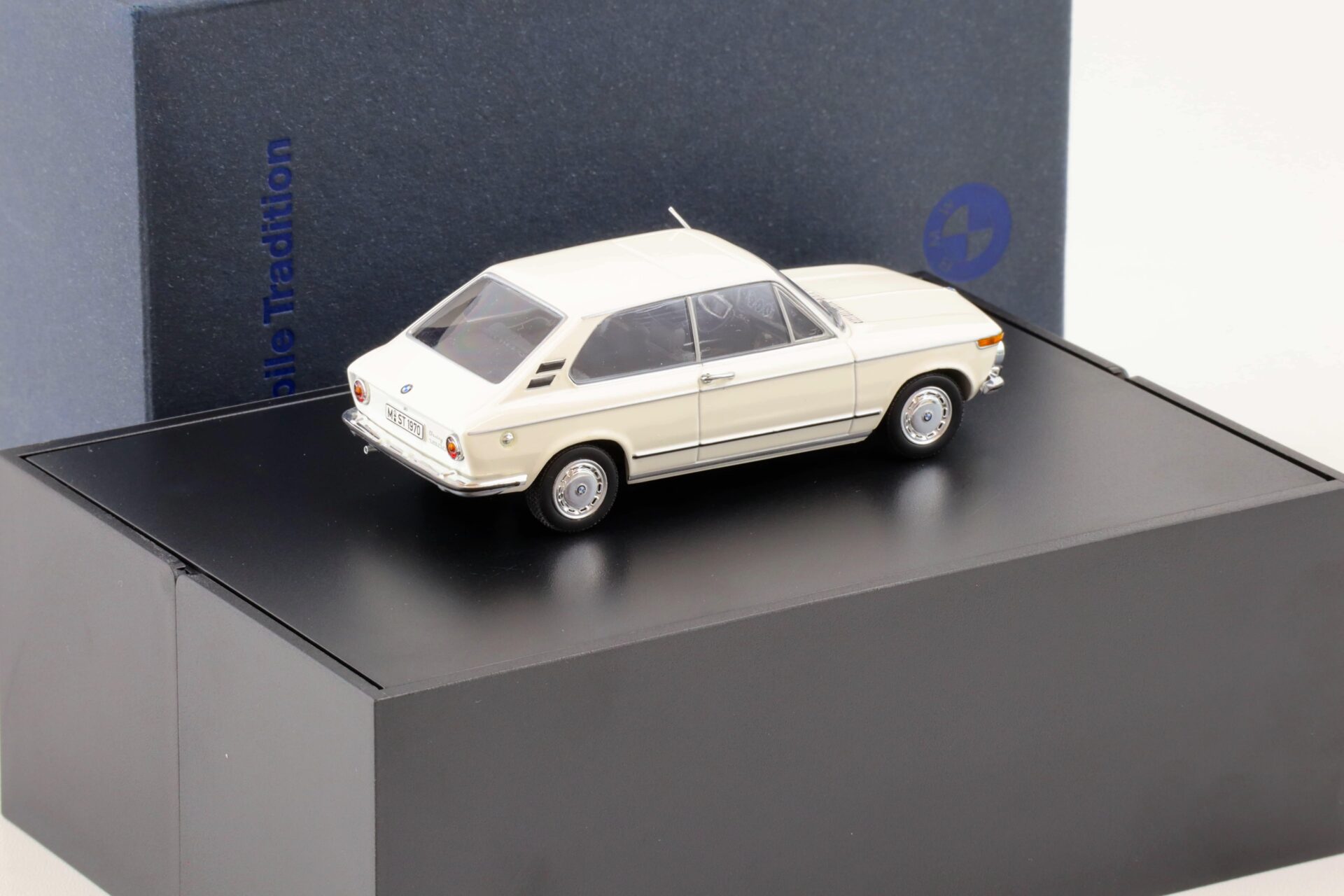 1:43 Minichamps BMW 1600 Touring white DEALER VERSION