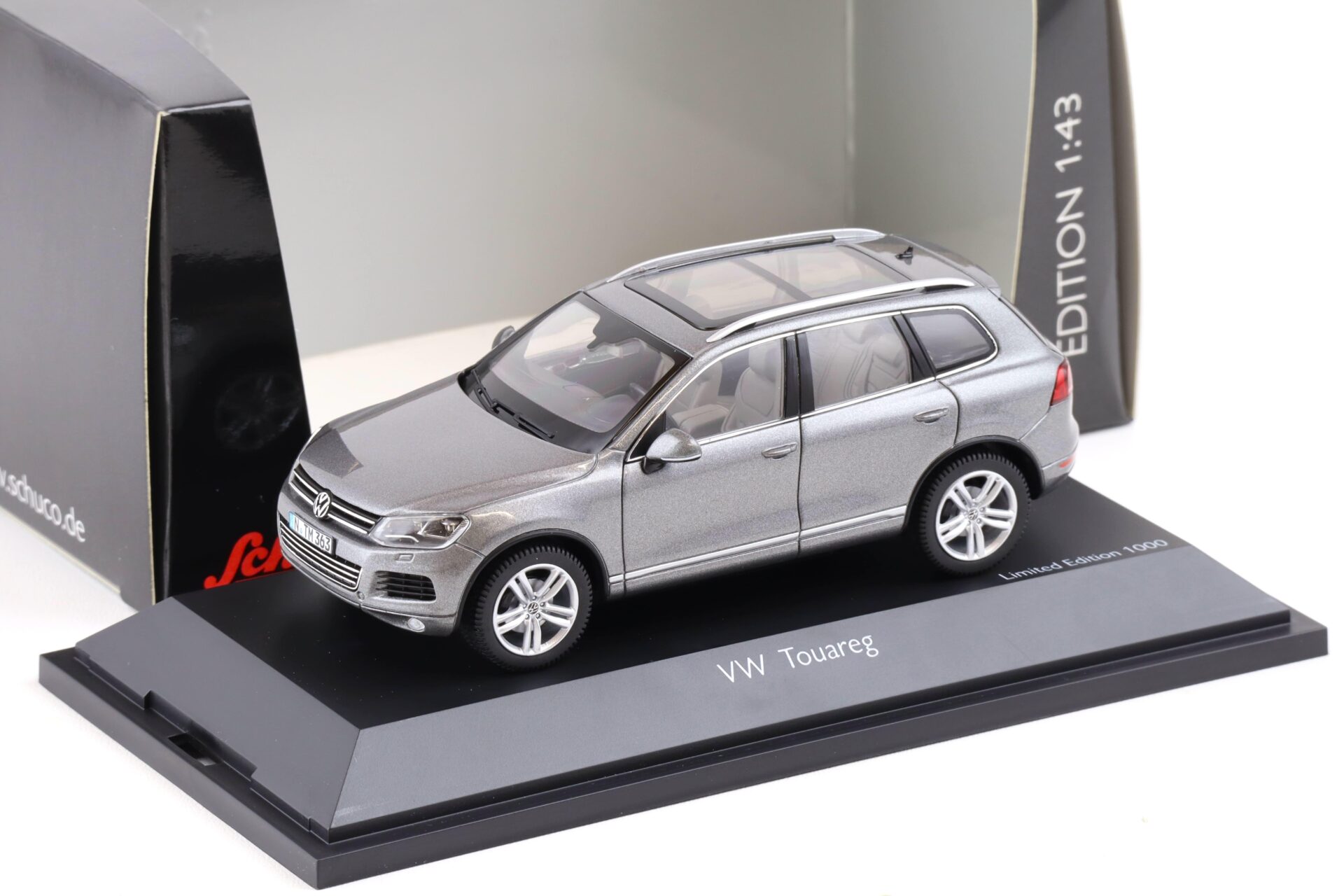 ID 84901 orig.jpg 1:43 Schuco VW Touareg 2010 Canyon grey metallic