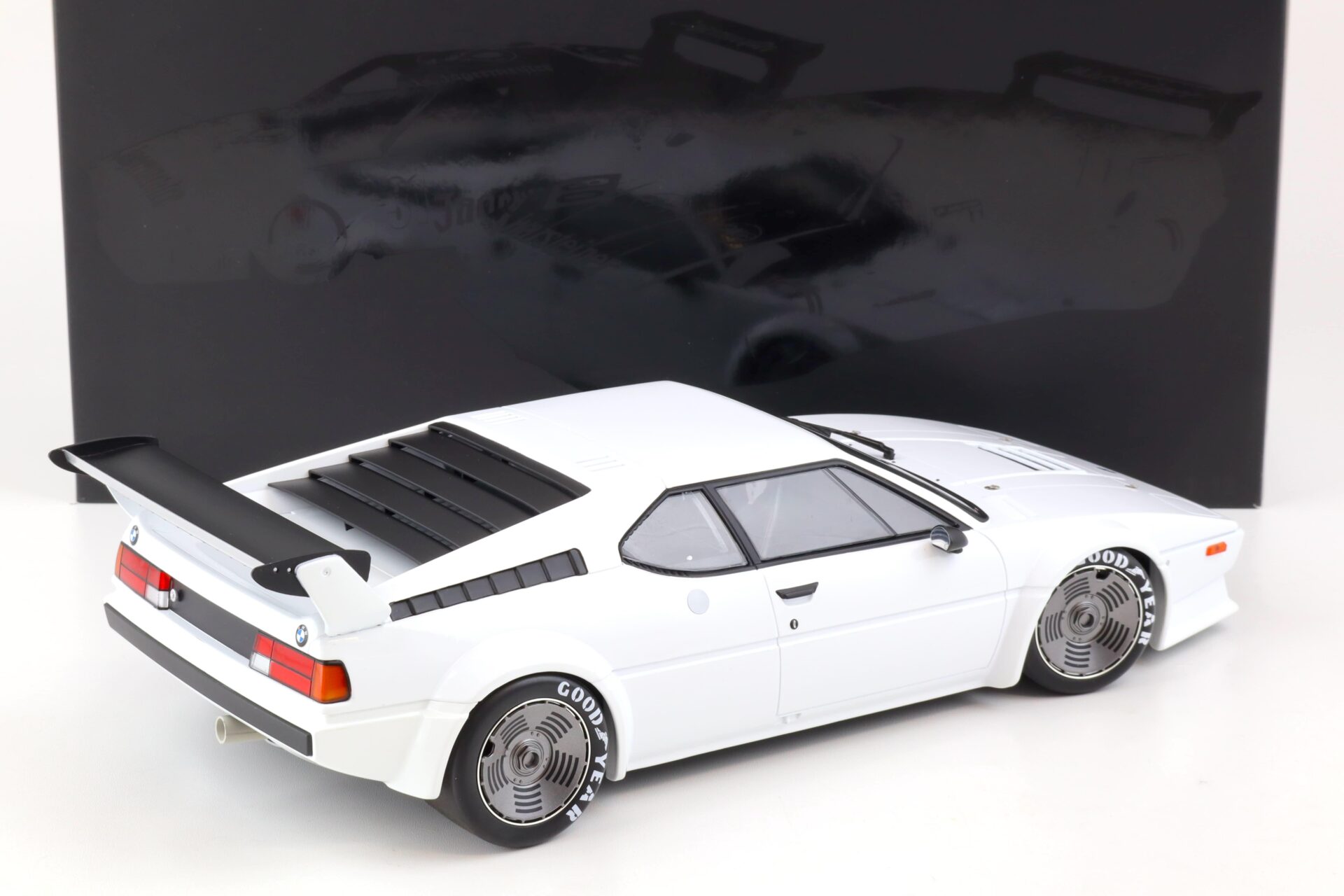 1:12 Minichamps BMW M1 ProCar Plain Body Version white 1979