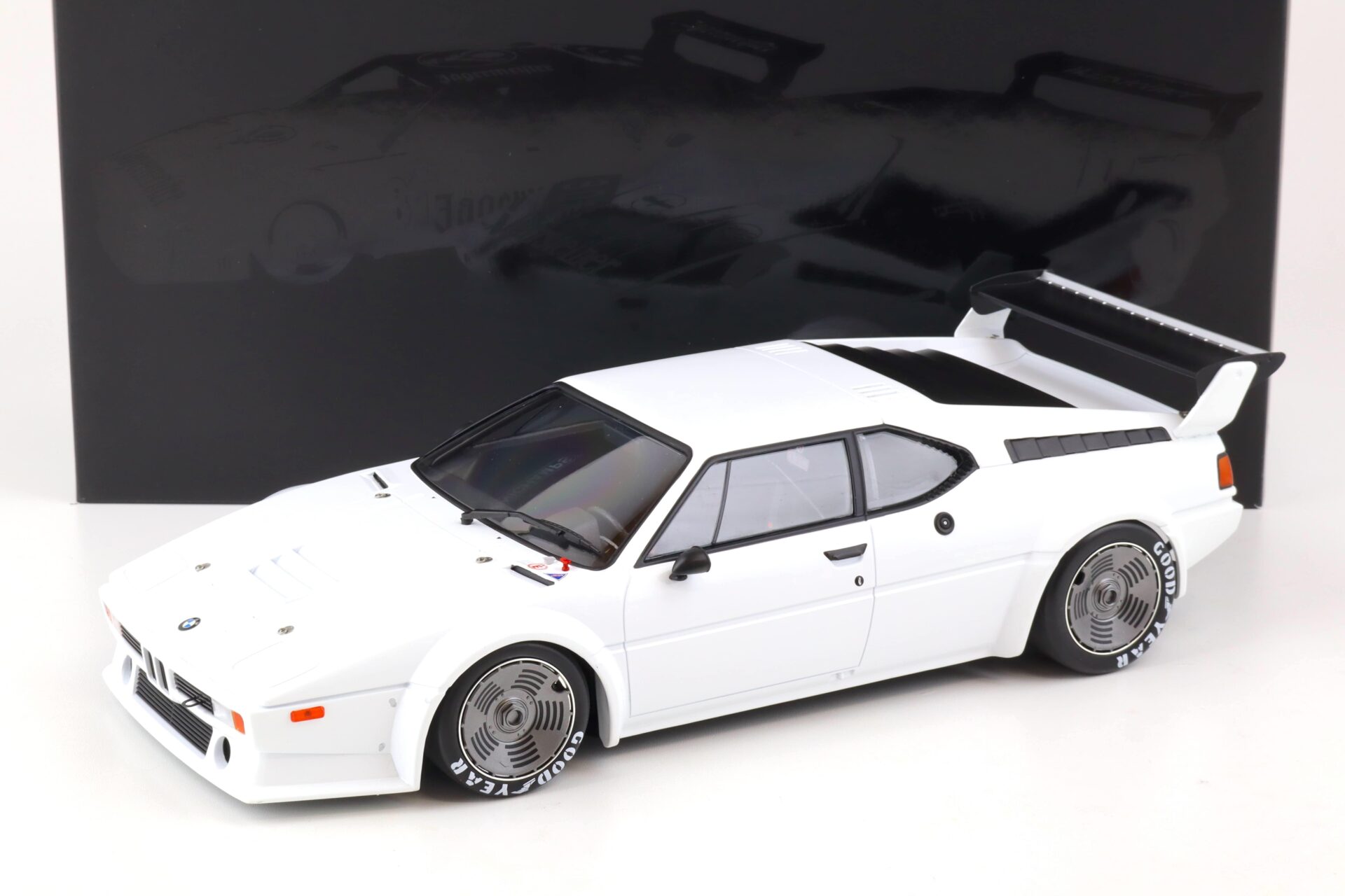 1:12 Minichamps BMW M1 ProCar Plain Body Version white 1979