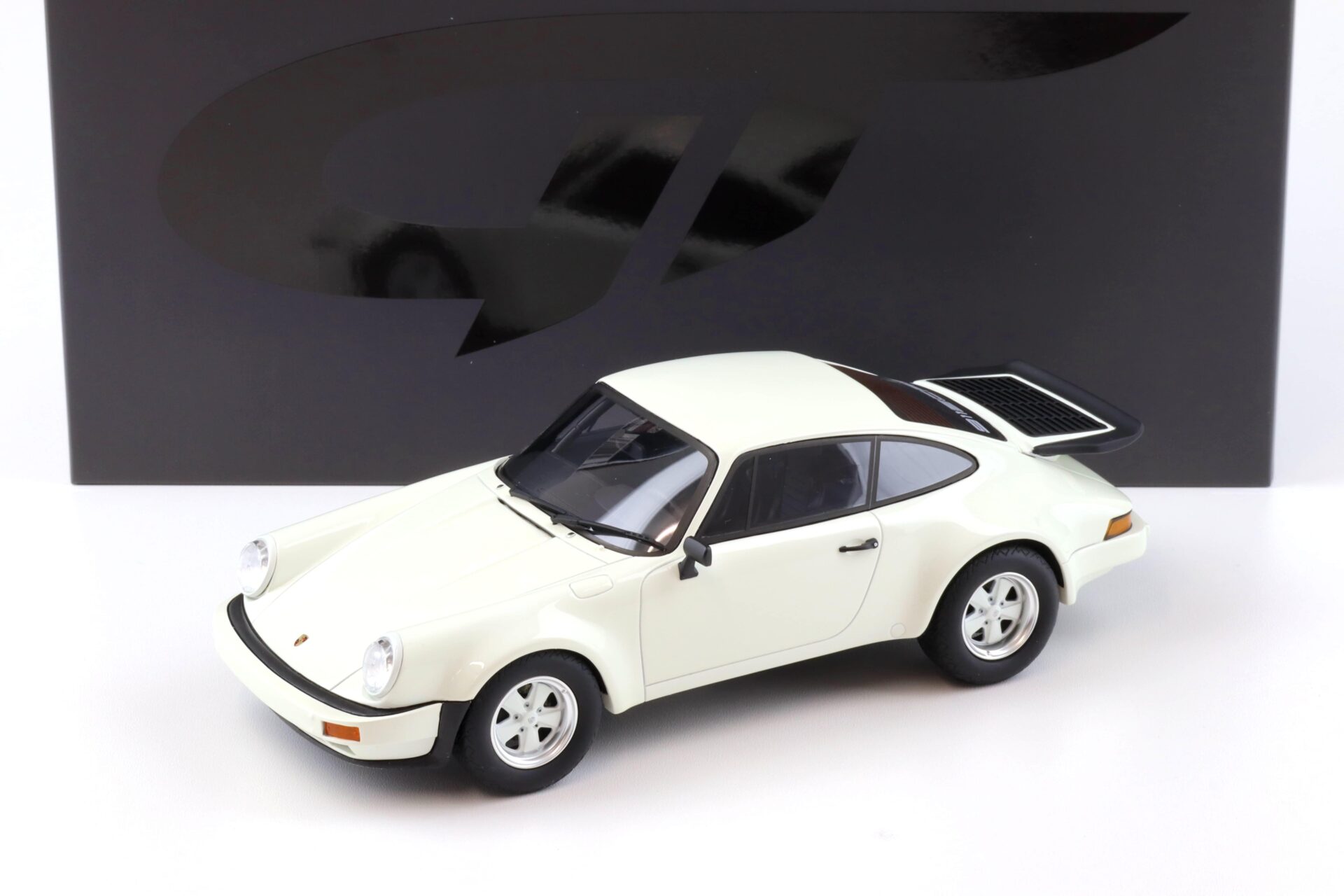 ID 93006 orig.jpg 1:18 GT Spirit GT320 Porsche 911 (930) SC RS Coupe Grand Prix white 1984