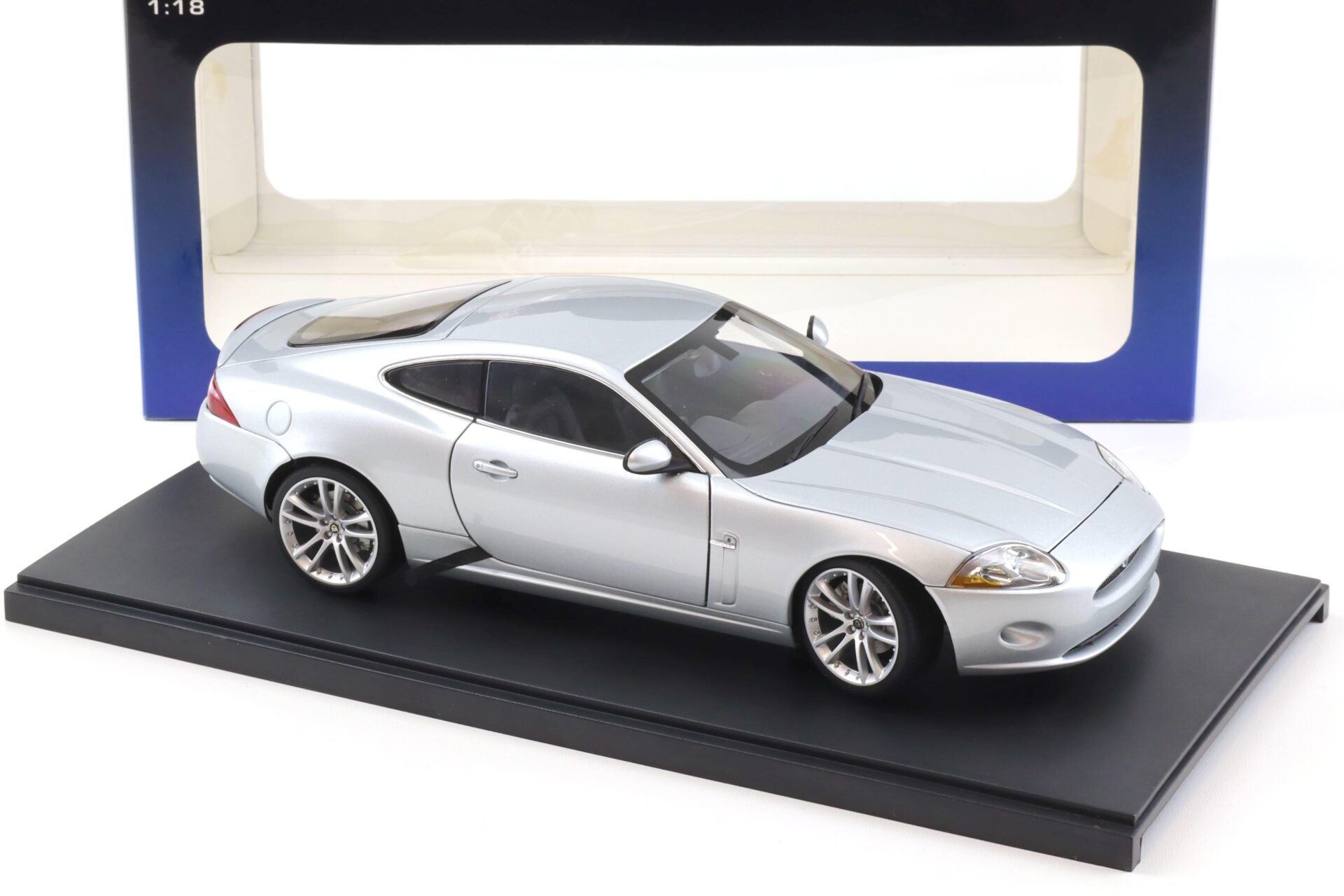 1:18 AUTOart Jaguar XK Coupe 2006 Liquid silver 73631