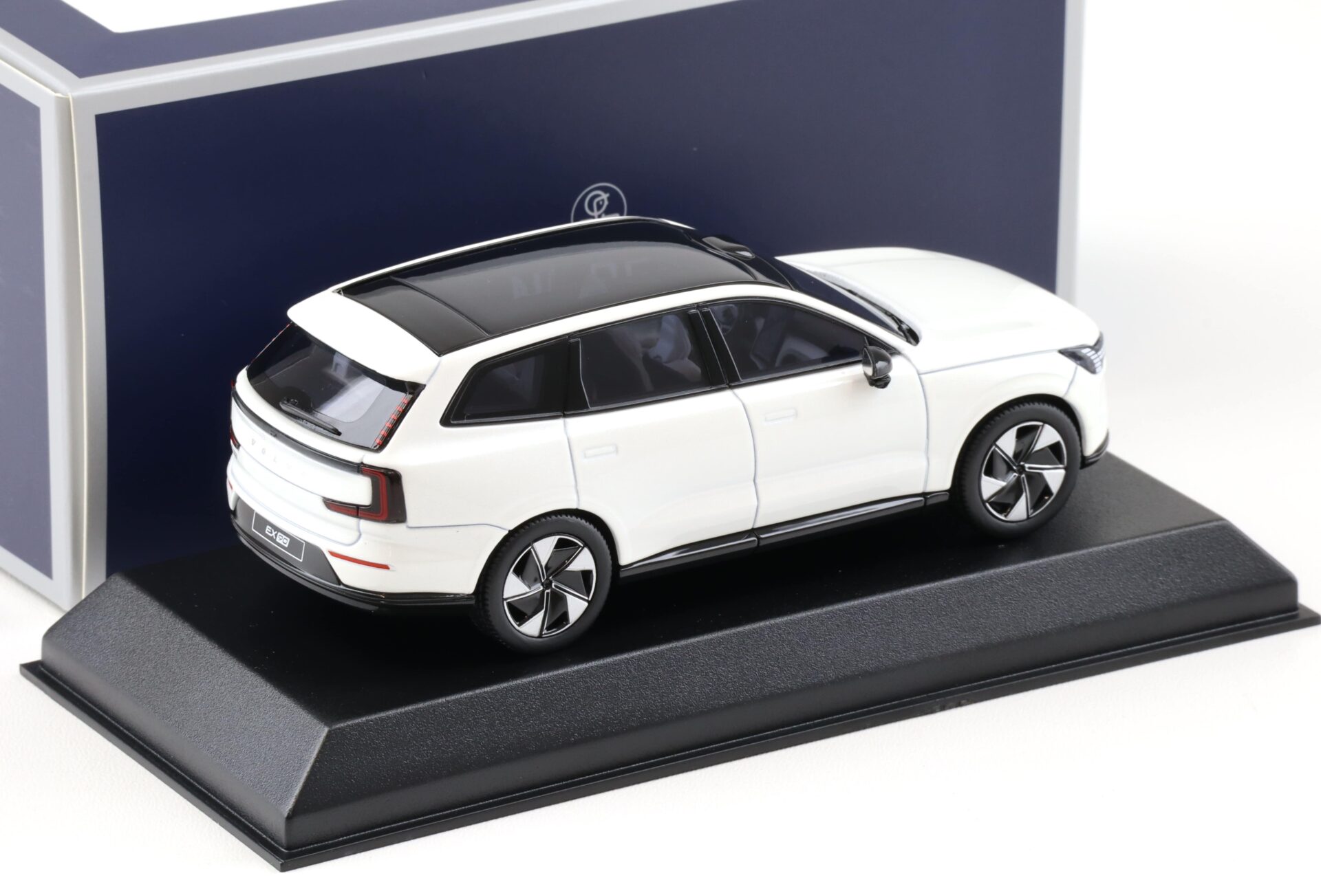 1:43 Norev Volvo EX90 2024 Crystal white pearl 870080