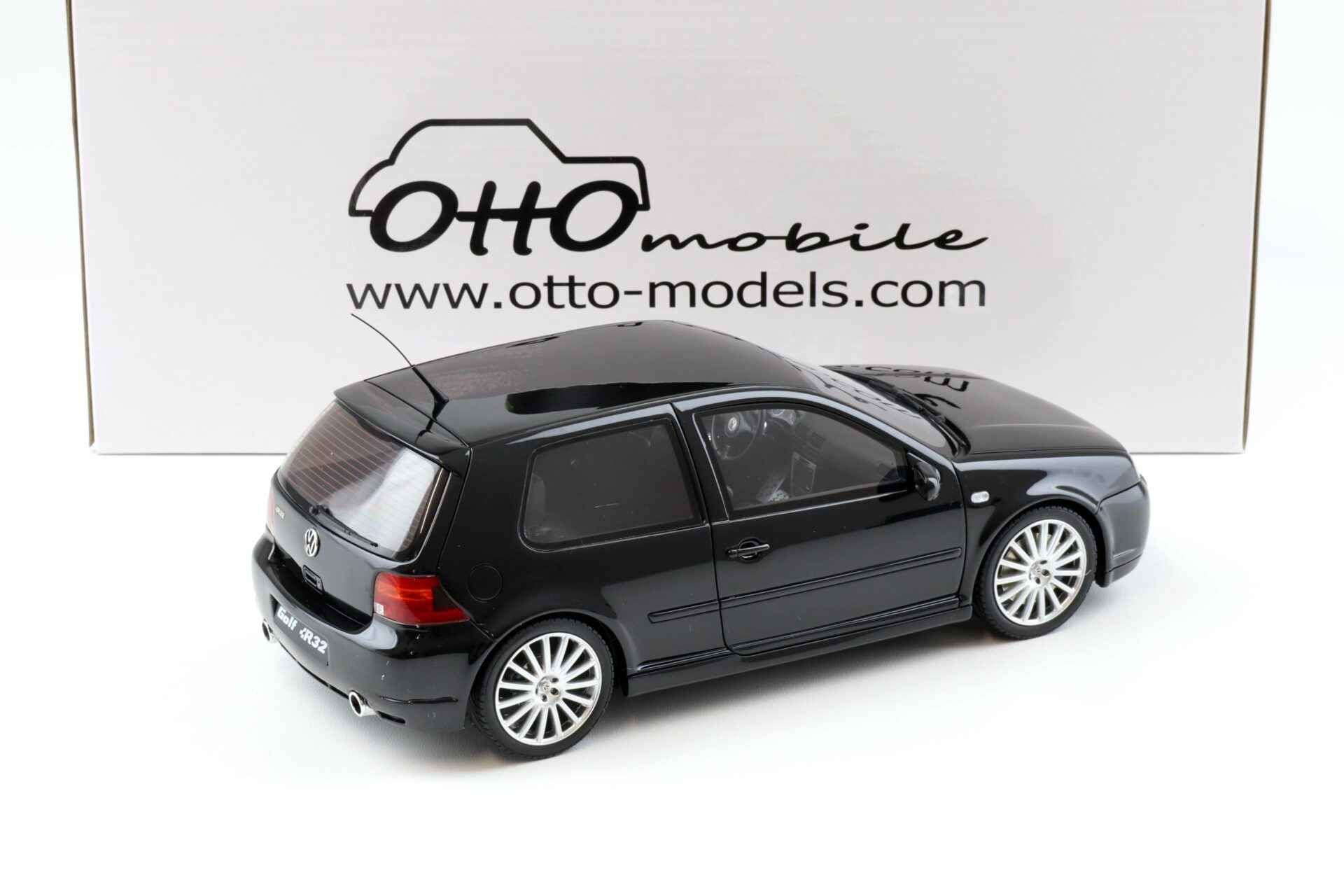 1:18 OTTO mobile OT964 VW Golf IV 4 R32 black 2003