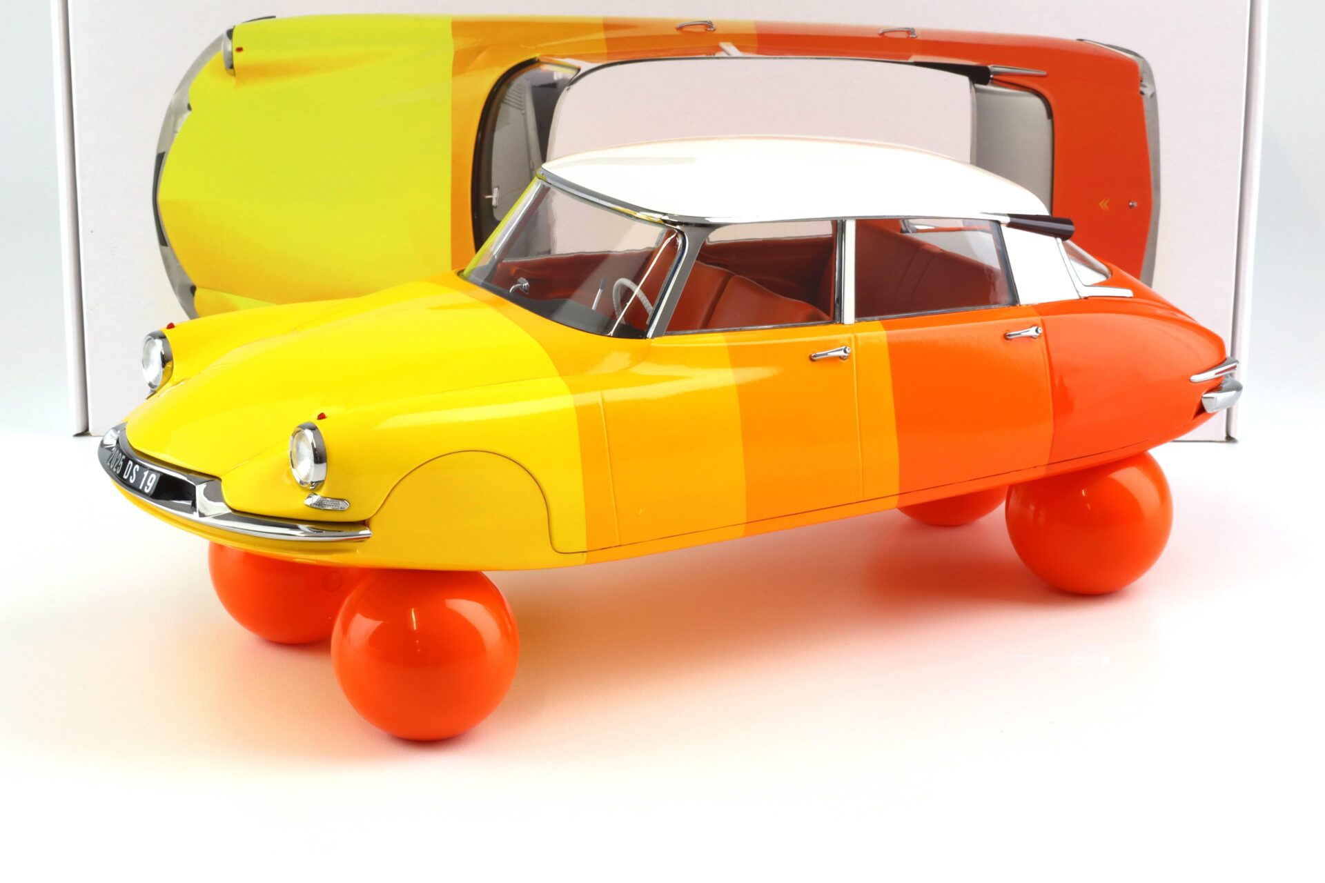 1:12 Norev Citroen DS 19 Sur Ballons 1959 Shades of orange 121581