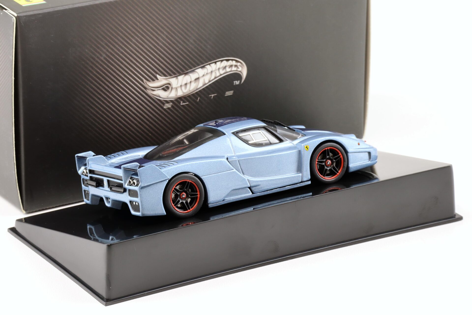 1:43 Hot Wheels Elite Ferrari FXX light blue/ blue stripe N5611