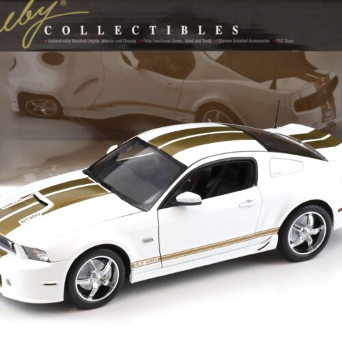 1:18 Shelby Collectibles 2012 Ford Shelby GT350 Coupe white/ gold stripes