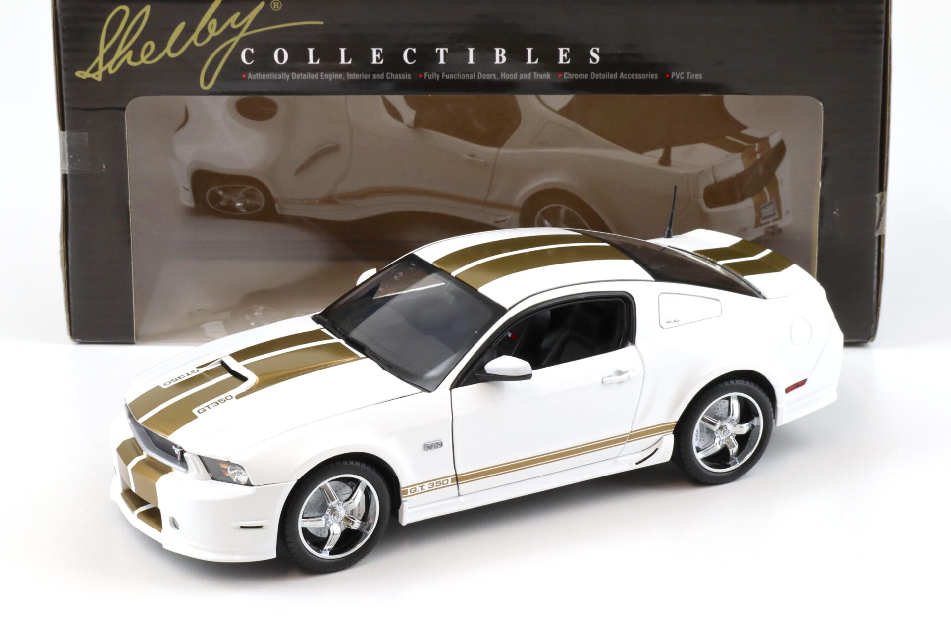 ID 98890 orig.jpg 1:18 Shelby Collectibles 2012 Ford Shelby GT350 Coupe white/ gold stripes